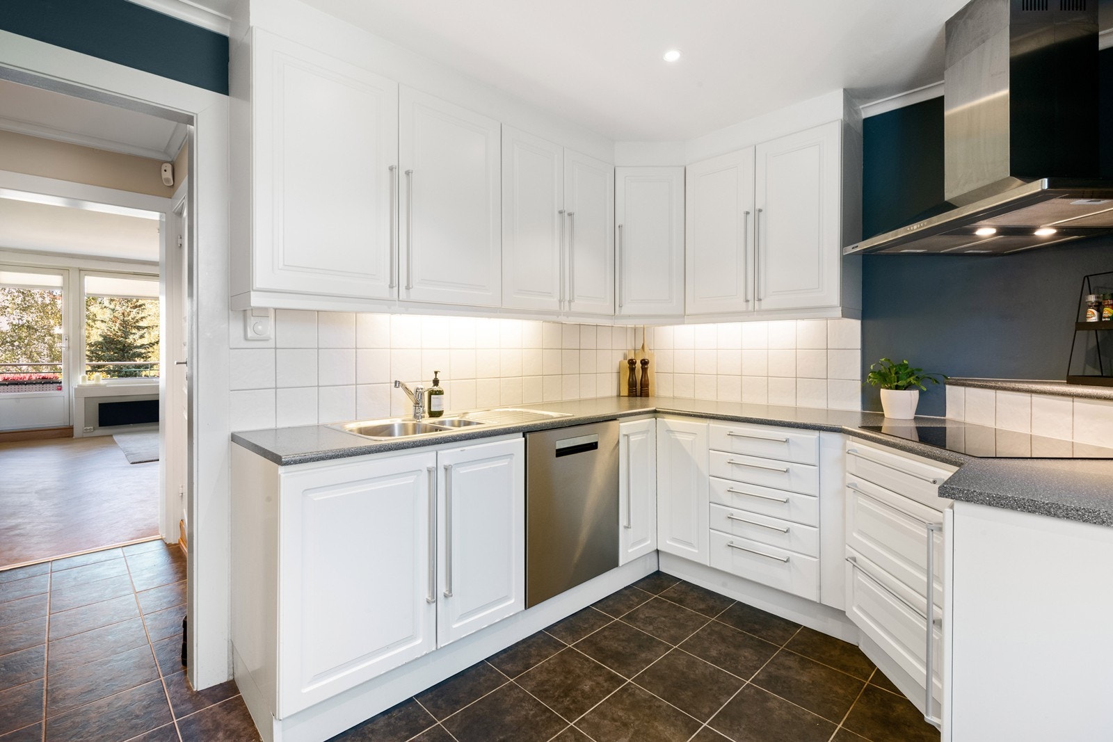 Kjøkken med mye skap- og benkeplass Galleribilde