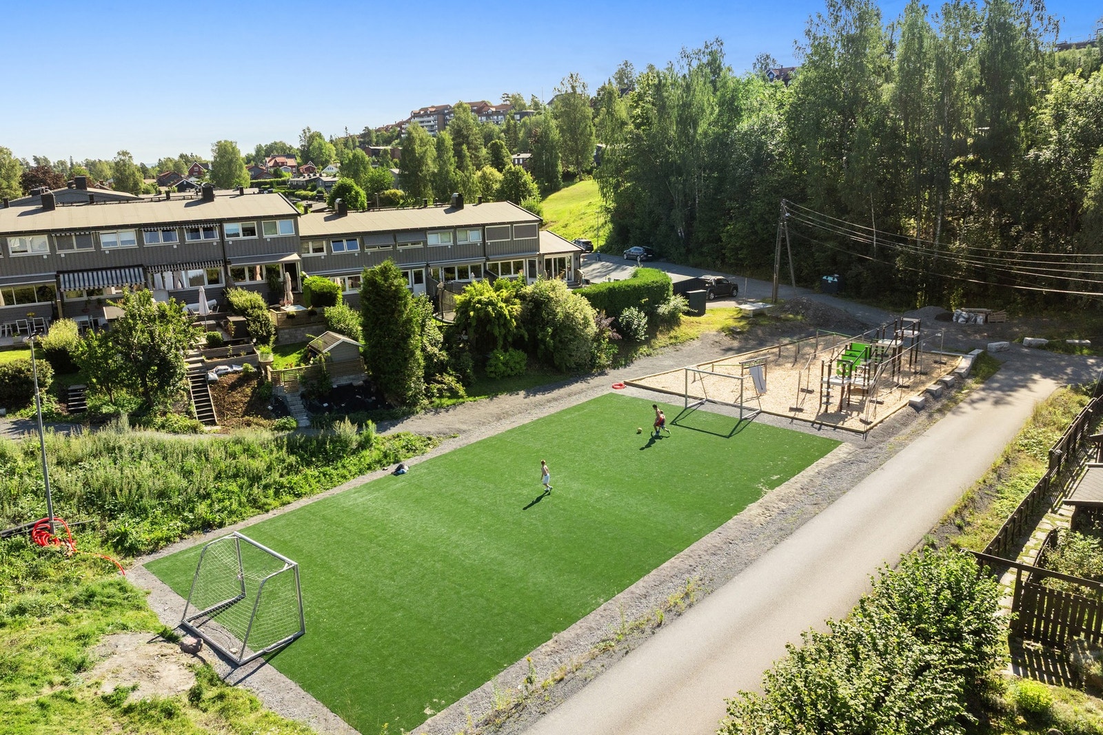 Rett ved boligen er det en nyoppført fotballbane og lekeplass. Galleribilde