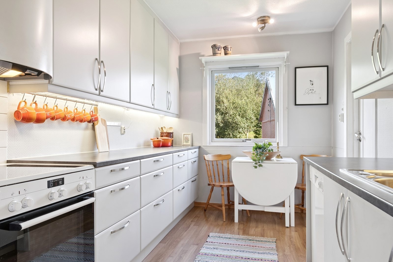 Moderne og innholdsrikt kjøkken med mye skap og benkeplass. Galleribilde