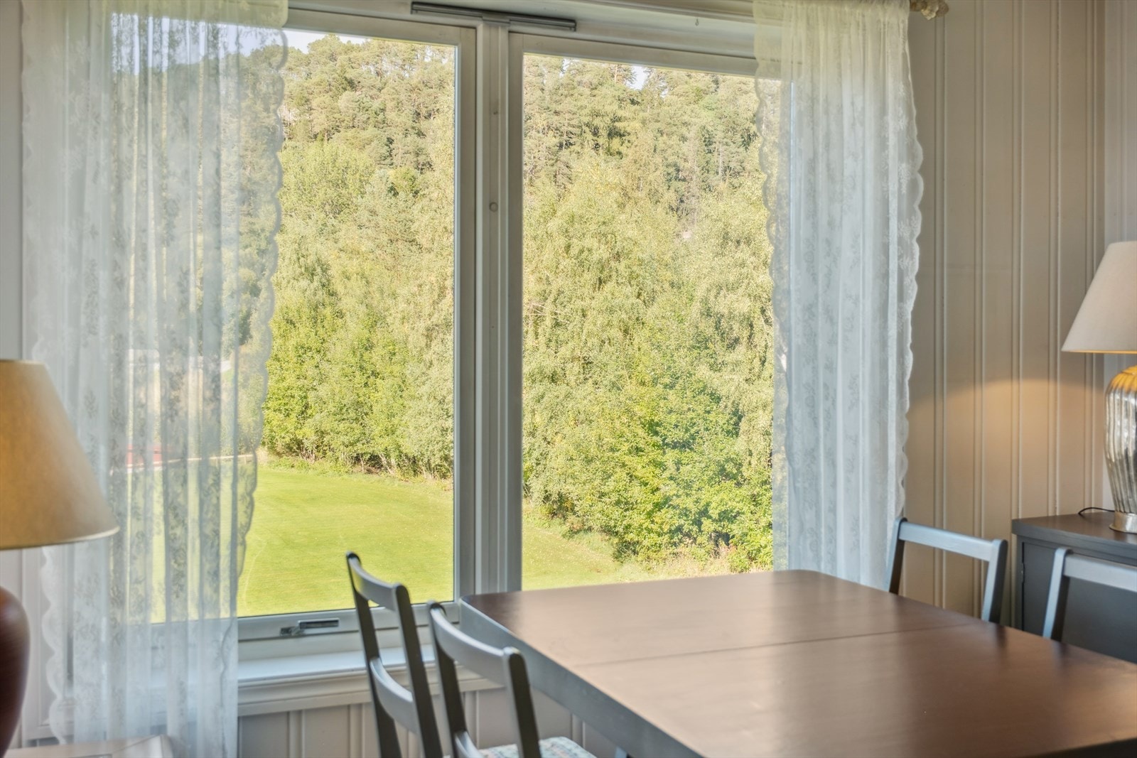 Dette er en endeleilighet med vinduer på 3 sider som gir ekstra godt lysinnslipp. Galleribilde