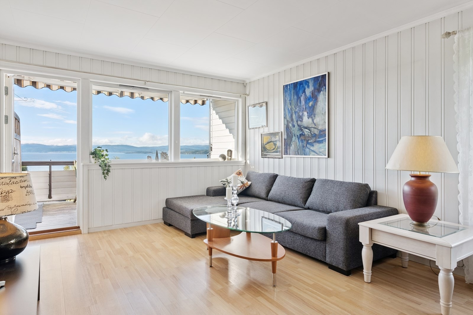 Store vinduer gir rikelig med naturlig lys og flott utsikt. Galleribilde