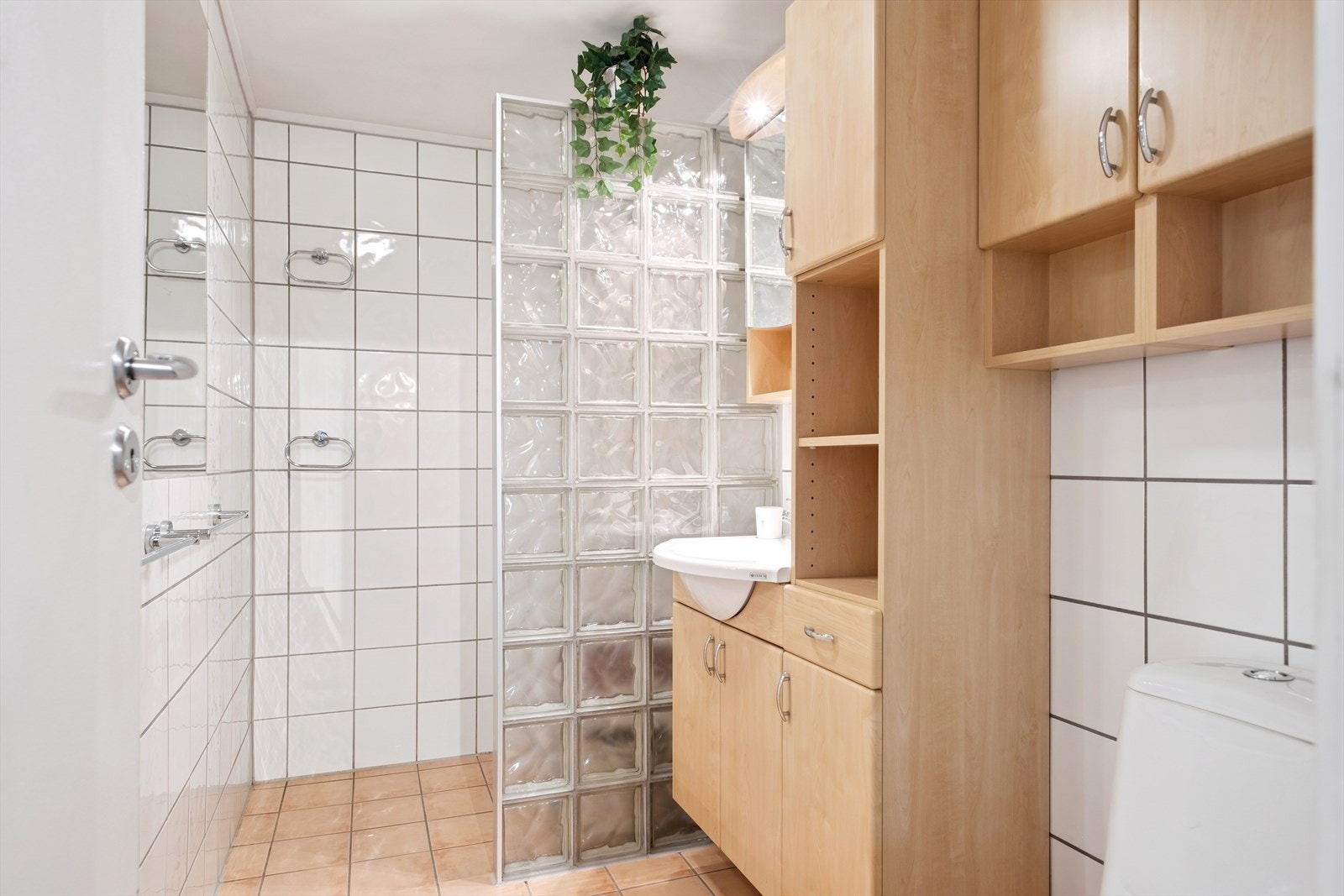 Pent og funksjonelt bad med varmekabler og dusjhjørne. Innredning med god plass. Galleribilde