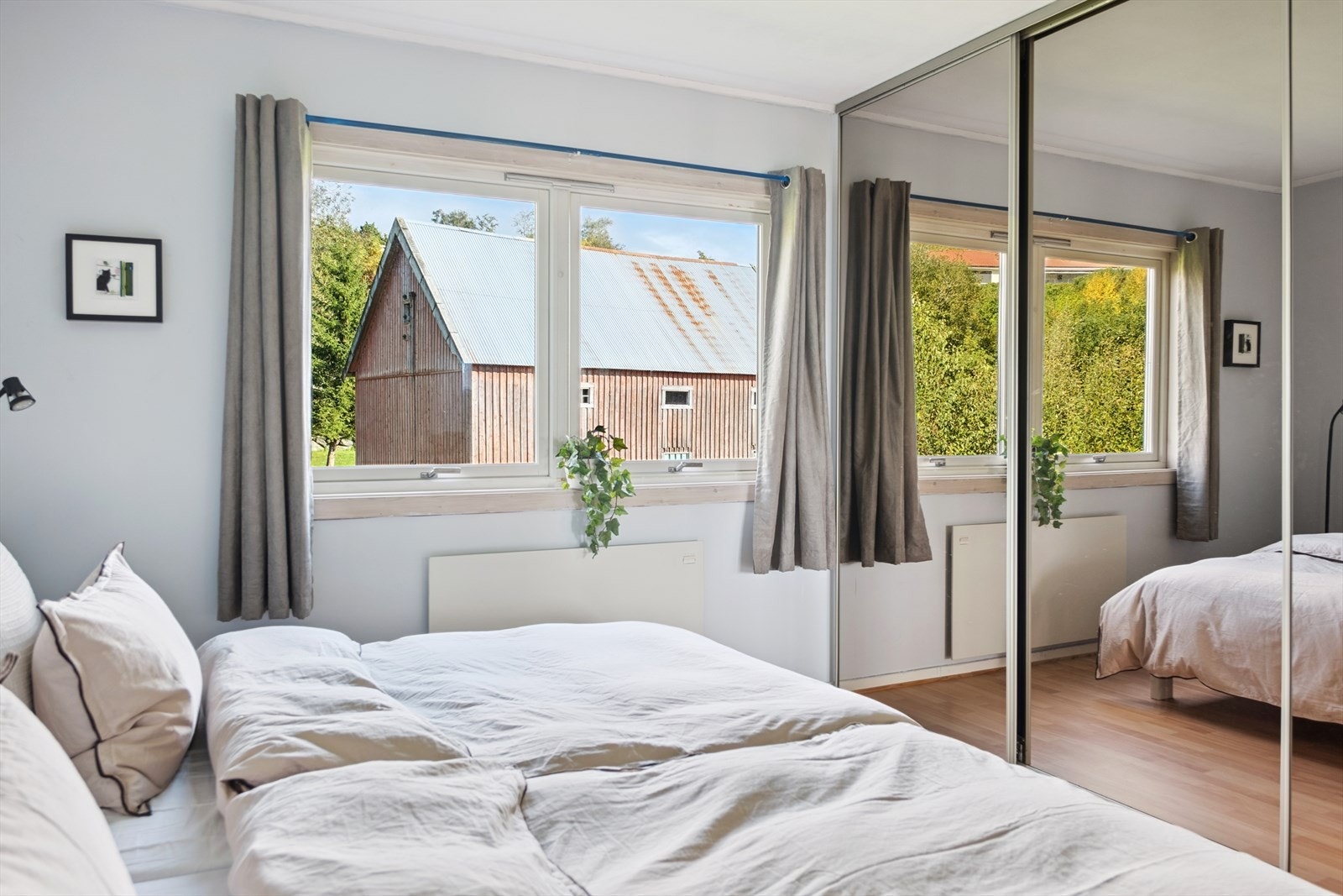 Hovedsoverom mot nordøst. Ca. 14 kvm. Romslig skyvedørsgarderobe med mye oppbevaringsplass. Galleribilde