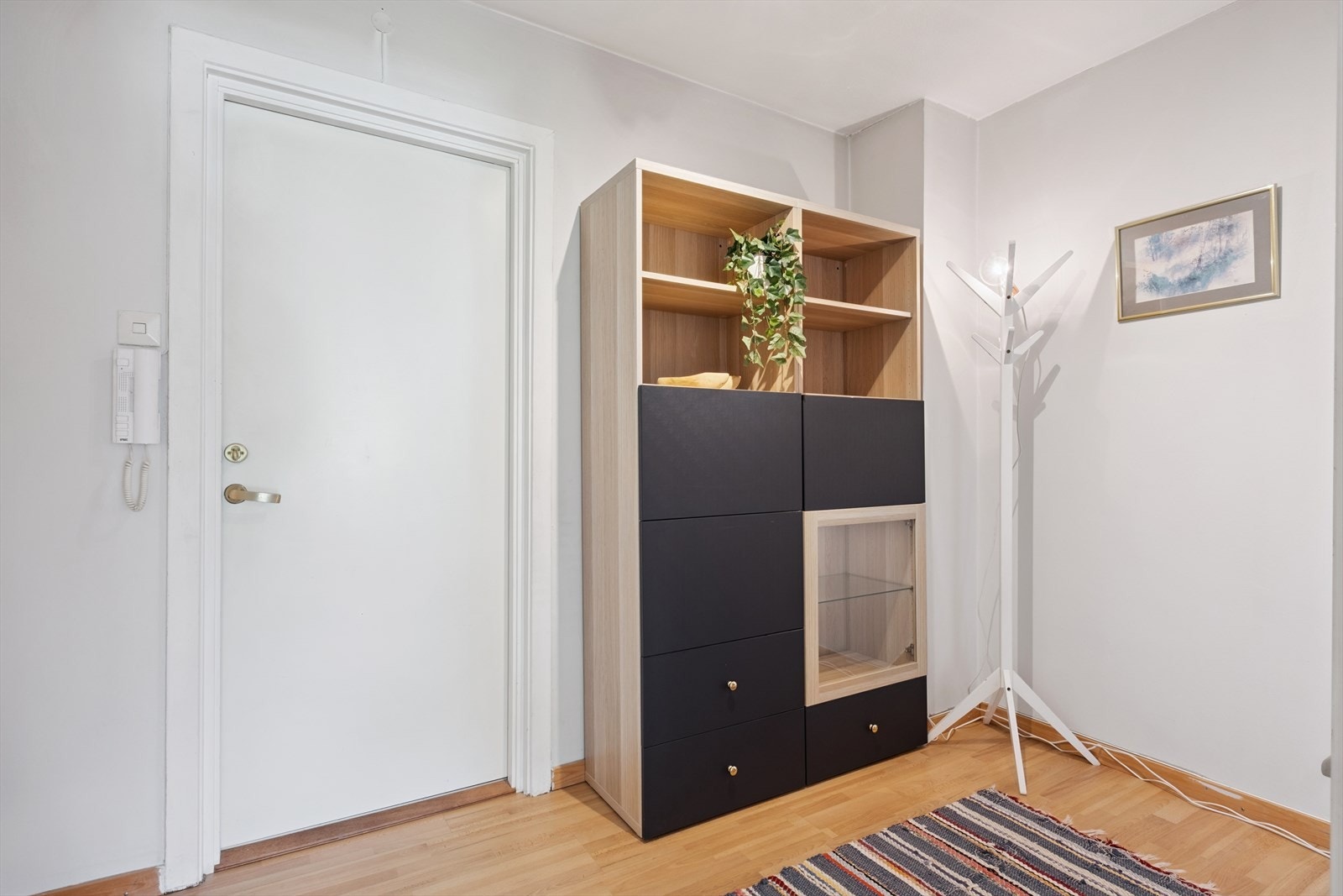 Lys og innbydende gang/entre' med god plass til oppbevaring. Galleribilde