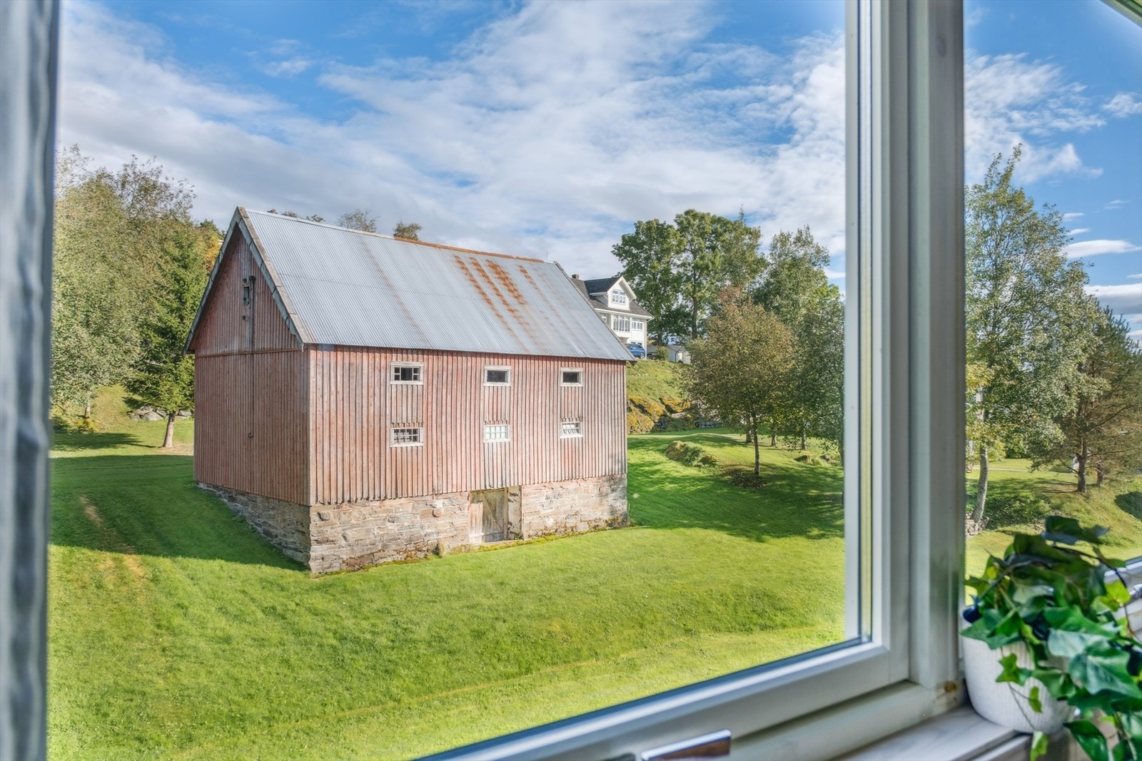 Pen utsikt mot naturen fra hovedsoverom og kjøkken. Galleribilde