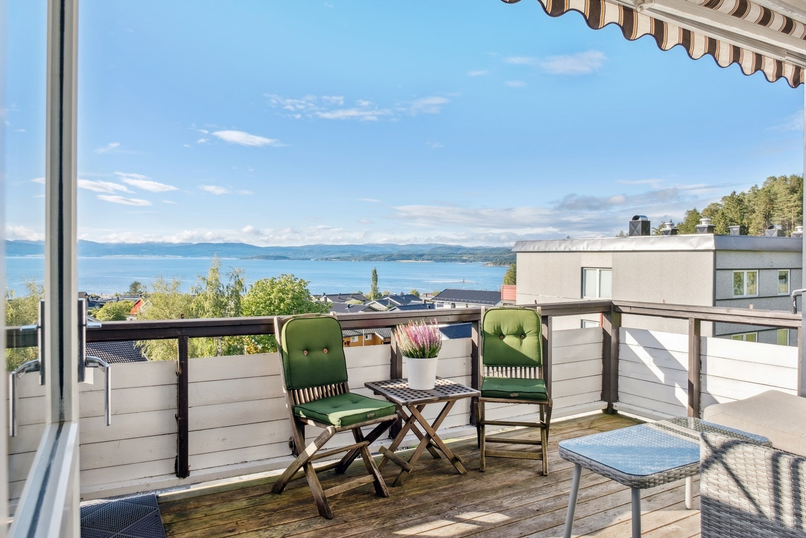 Solrik og privat balkong på ca. 11 kvm med plass til f.eks spisegruppe og lounge-møbler. Galleribilde