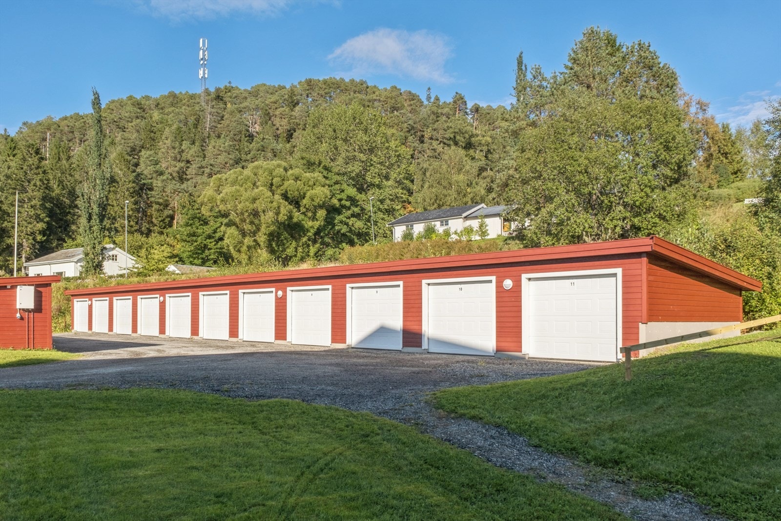 Biloppstillingsplass i de nyeste garasjene med elektrisk portåpner. Galleribilde