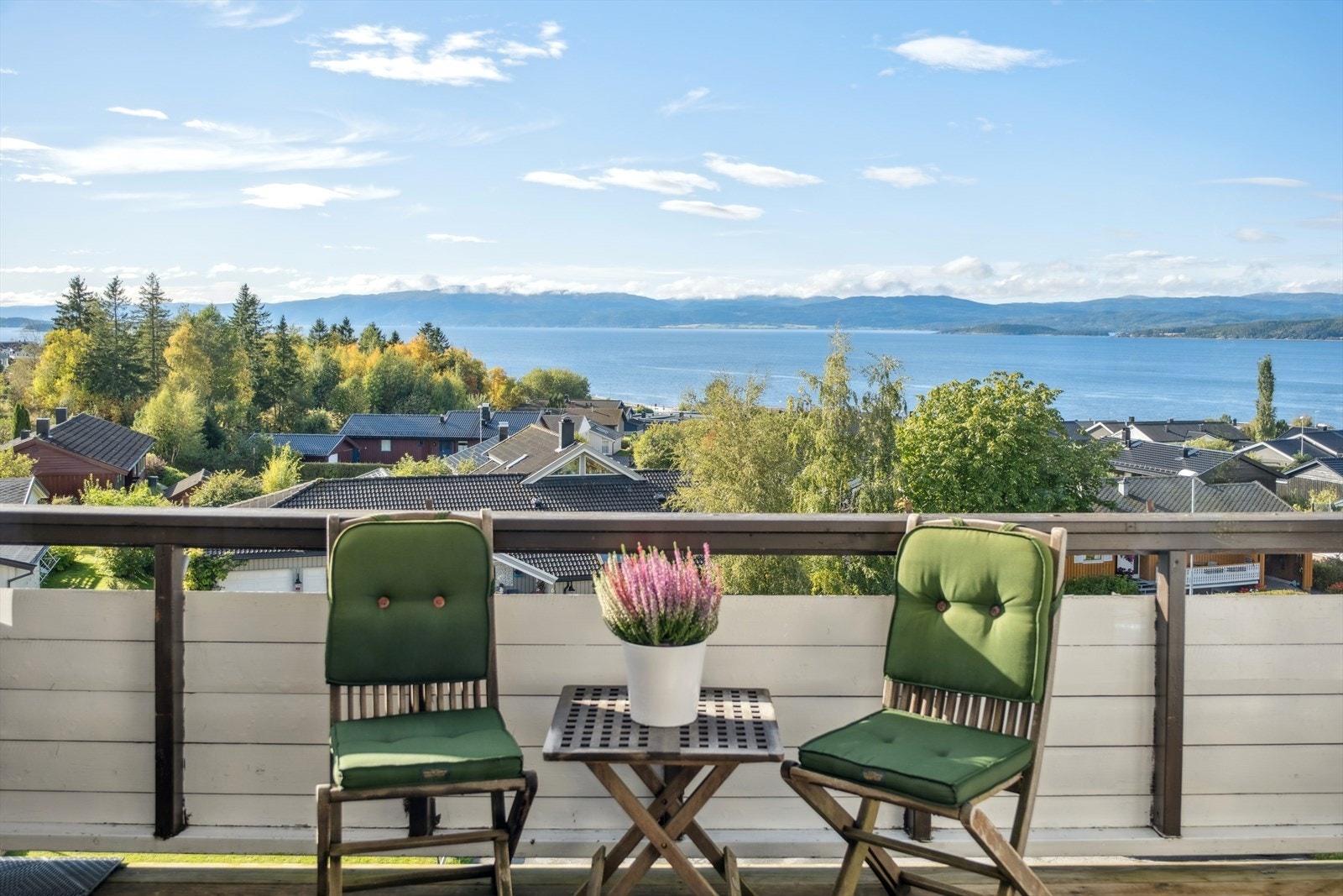 Fantastisk utsikt mot fjorden fra balkongen. Galleribilde