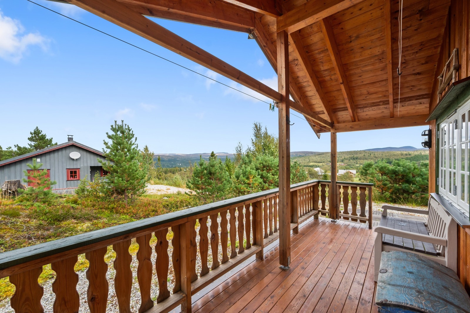 Fra stua er det utgang til terrasse med takoverbygg. Galleribilde