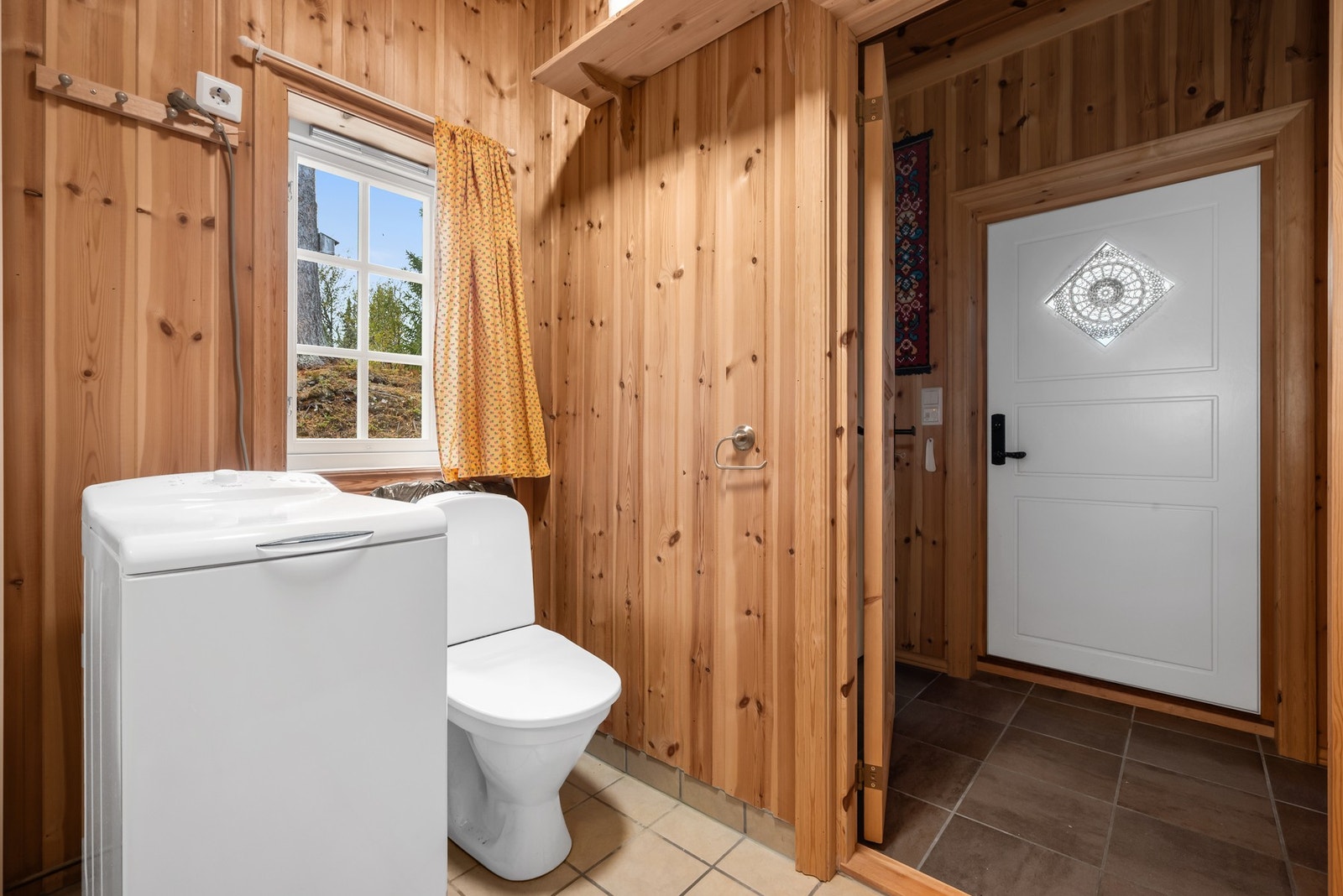 Utstyrt med dusjkabinett, servantskap, wc og opplegg for vaskemaskin. Galleribilde