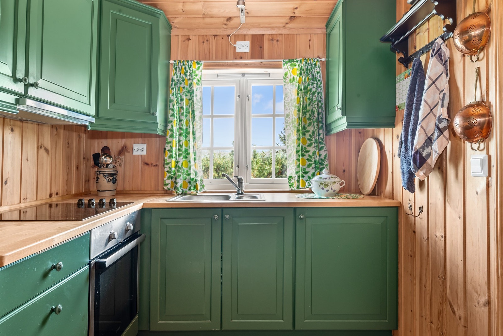 Kjøkkenet fremstår godt velholdt. Galleribilde