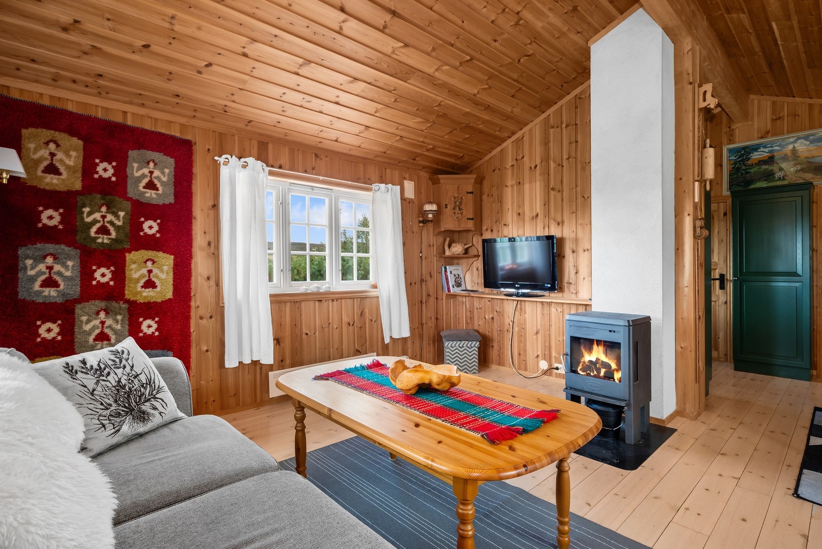 Hytta er på 49m² og inneholder stue/kjøkken, 2 soverom, bad og en lun terrasse. Galleribilde