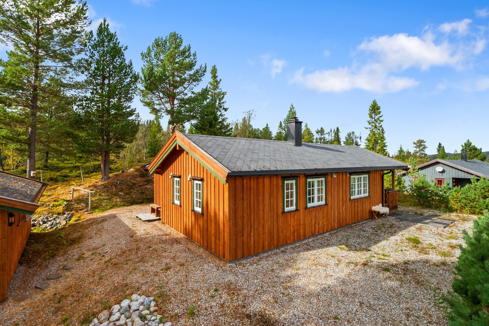 Det er innlagt vann og strøm, og det er helårsvei som blir brøytet om vinteren. Galleribilde