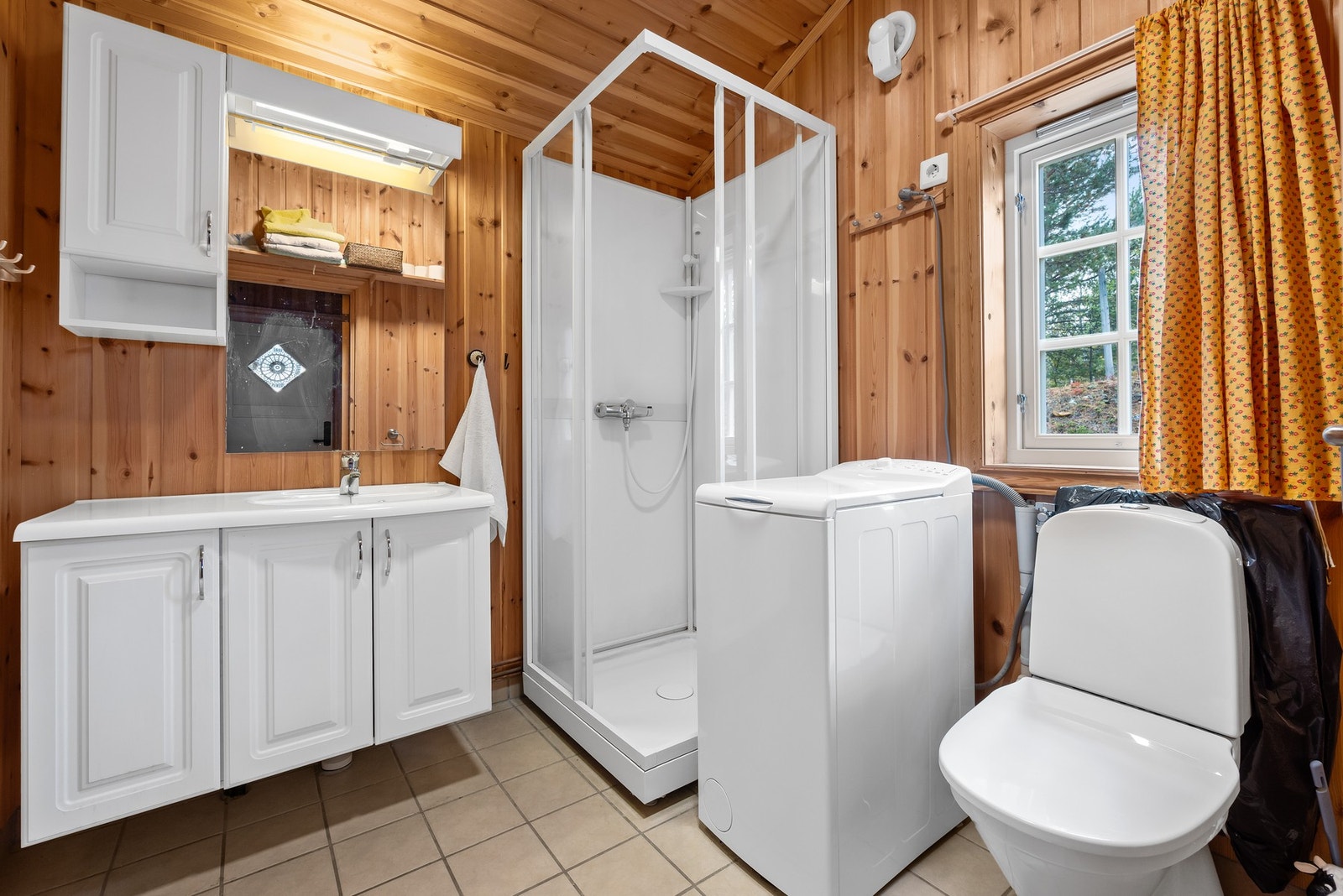 Romslig bad med varme i gulv. Galleribilde