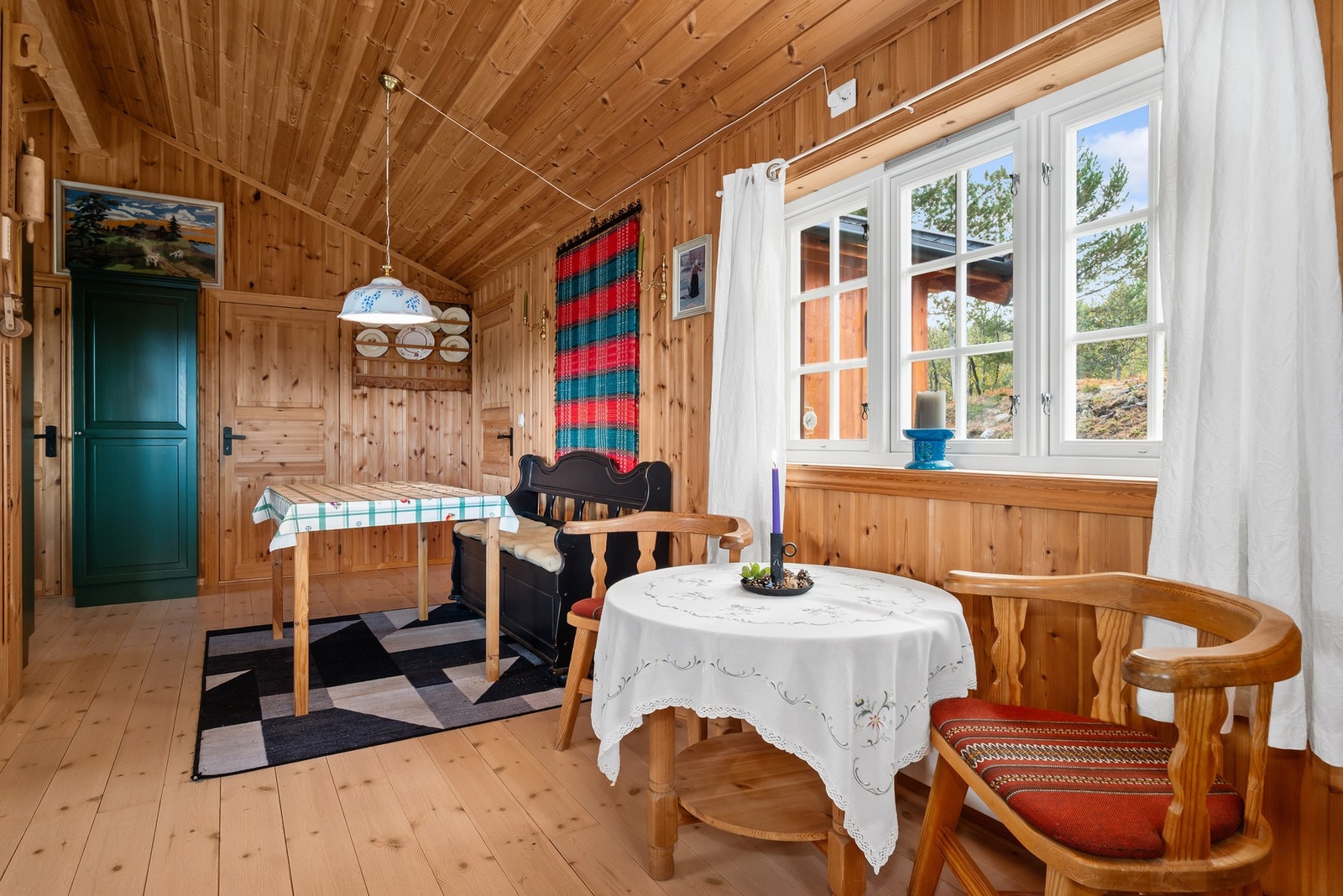 Det er vedovn og elektrisk oppvarming. Galleribilde