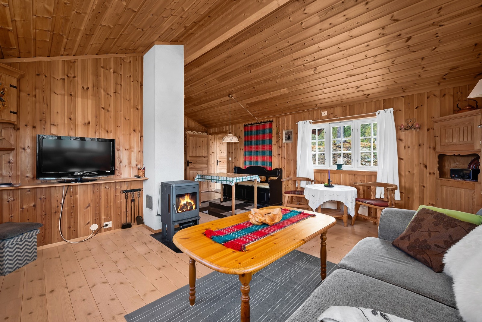 Hyggelig oppholdsrom med plass til hele familien. Galleribilde