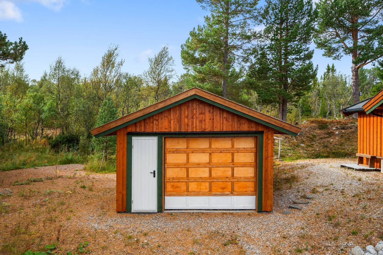 Garasjen er på 23m². Her er det også bod for oppbevaring. Galleribilde