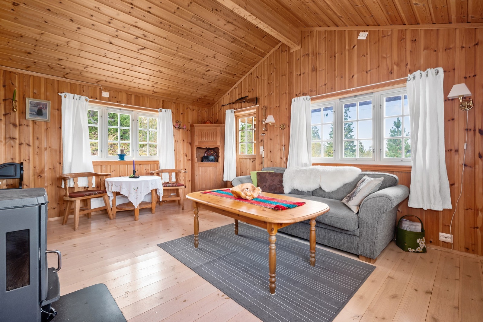 Alle rom har gjennomgående god takhøyde. Galleribilde