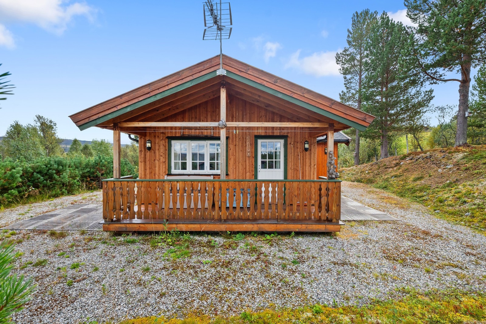 Det er også lagt platting på begge sider av hytta. Her kan gode sol -og utsiktsforhold nytes. Galleribilde
