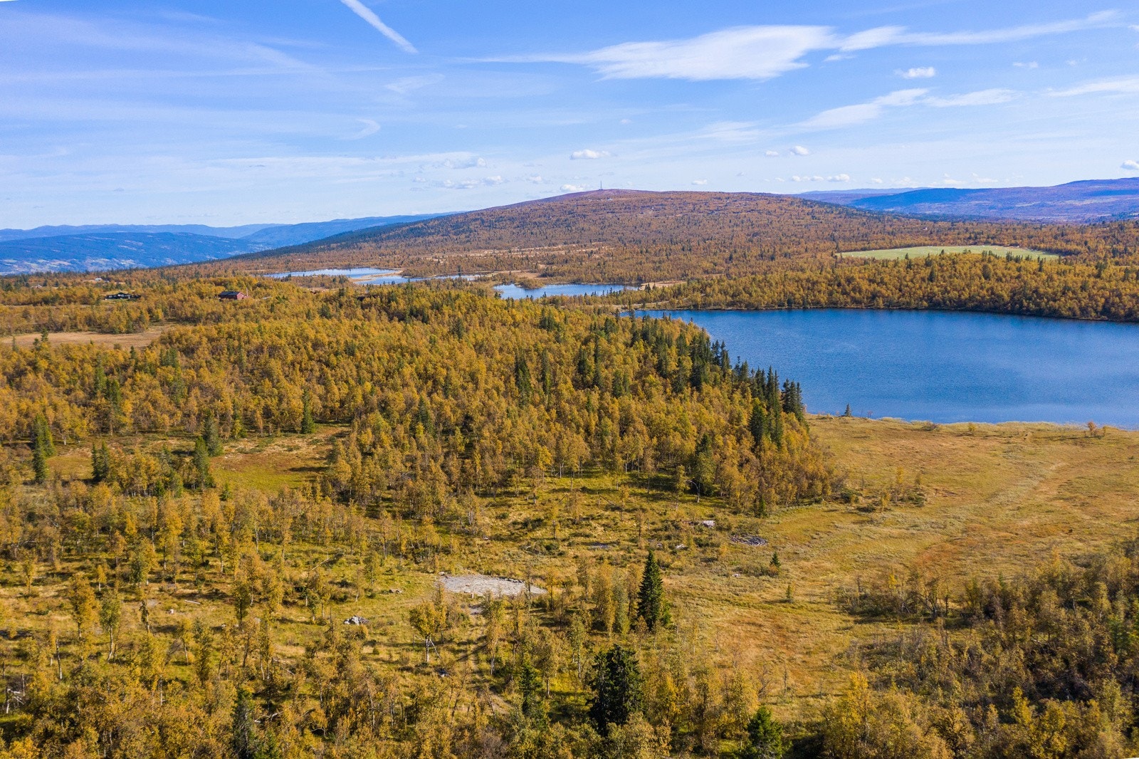 Tomtene som selges er byggeklare med etablert vann- og avløpsanlegg, så her er det enkelt å koble seg til.Tilkoblingsavgift for strøm er inkludert i prisen. Galleribilde