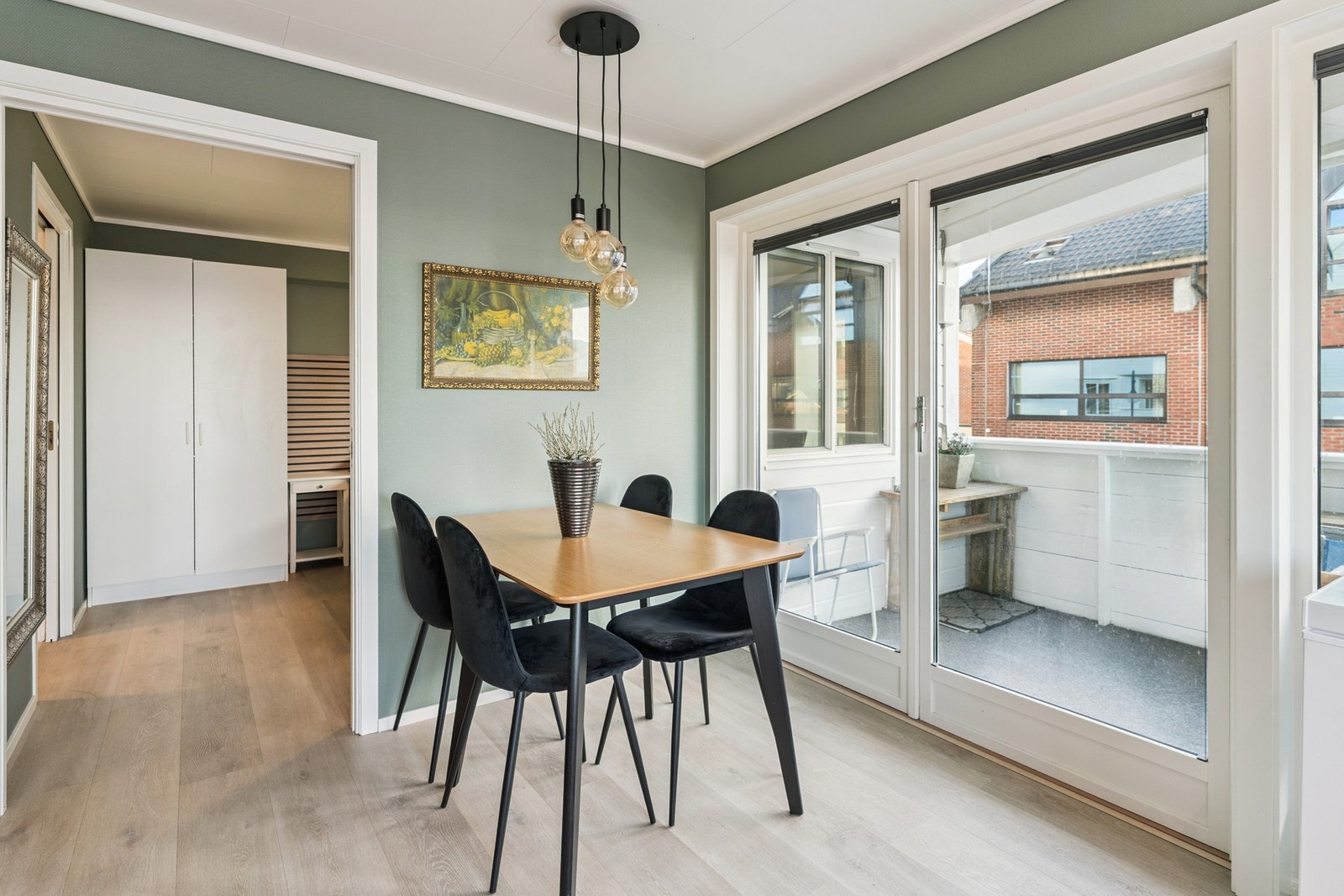 Kjøkken med videre utgang til veranda. Galleribilde