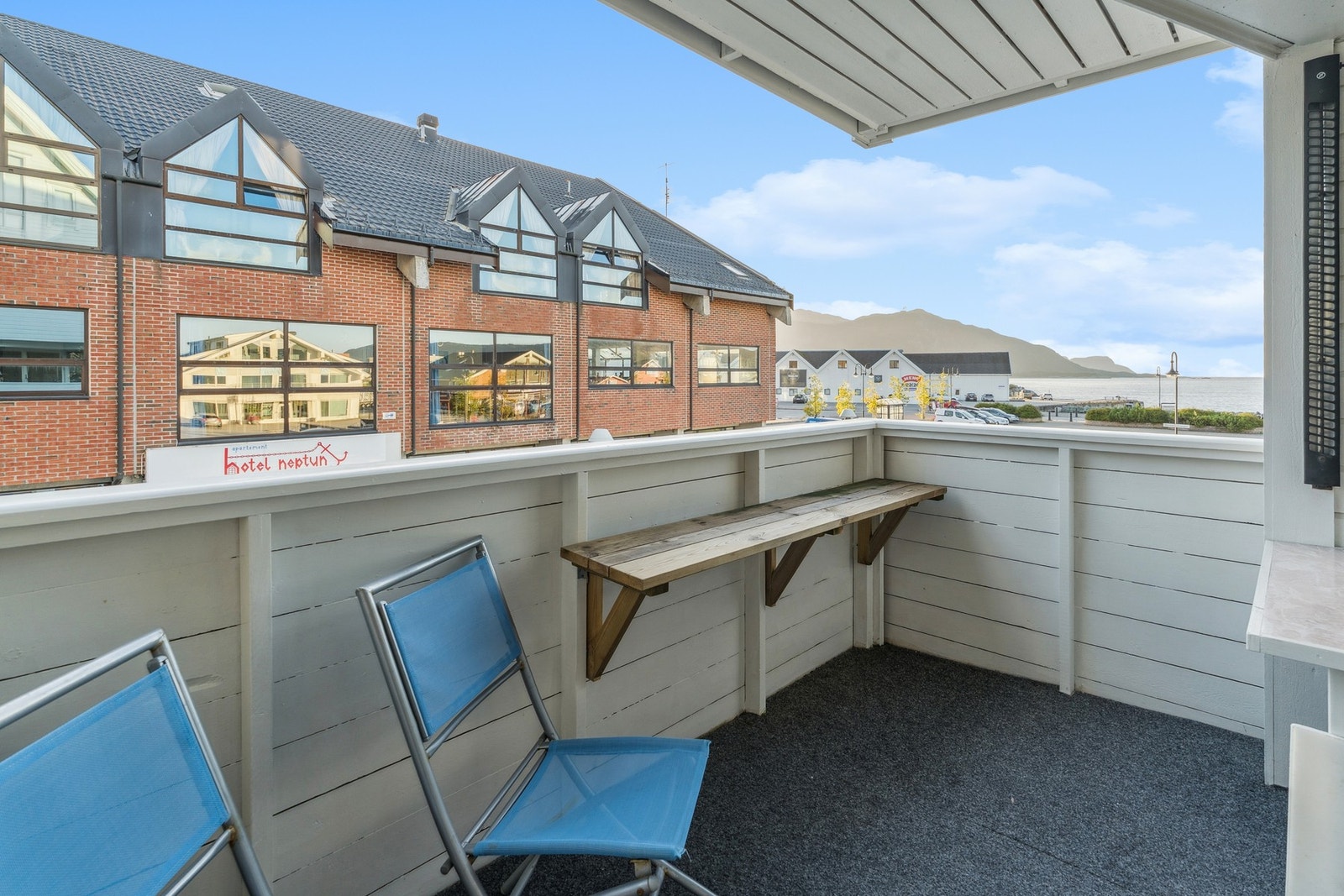 Terrasse. Fasaden er nylig nymalt. Galleribilde