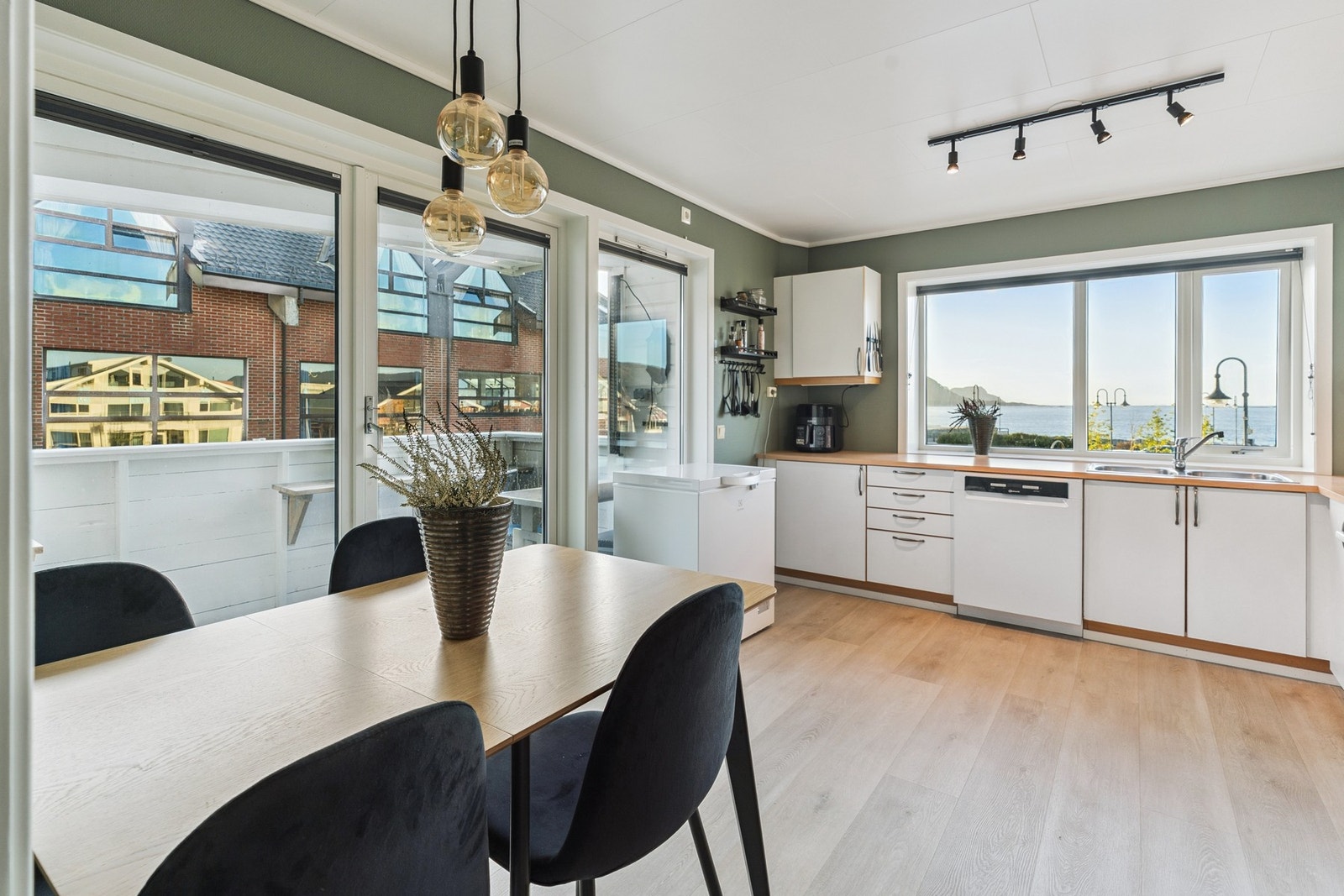 Det er god plass til spiseplass på kjøkkenet. Galleribilde