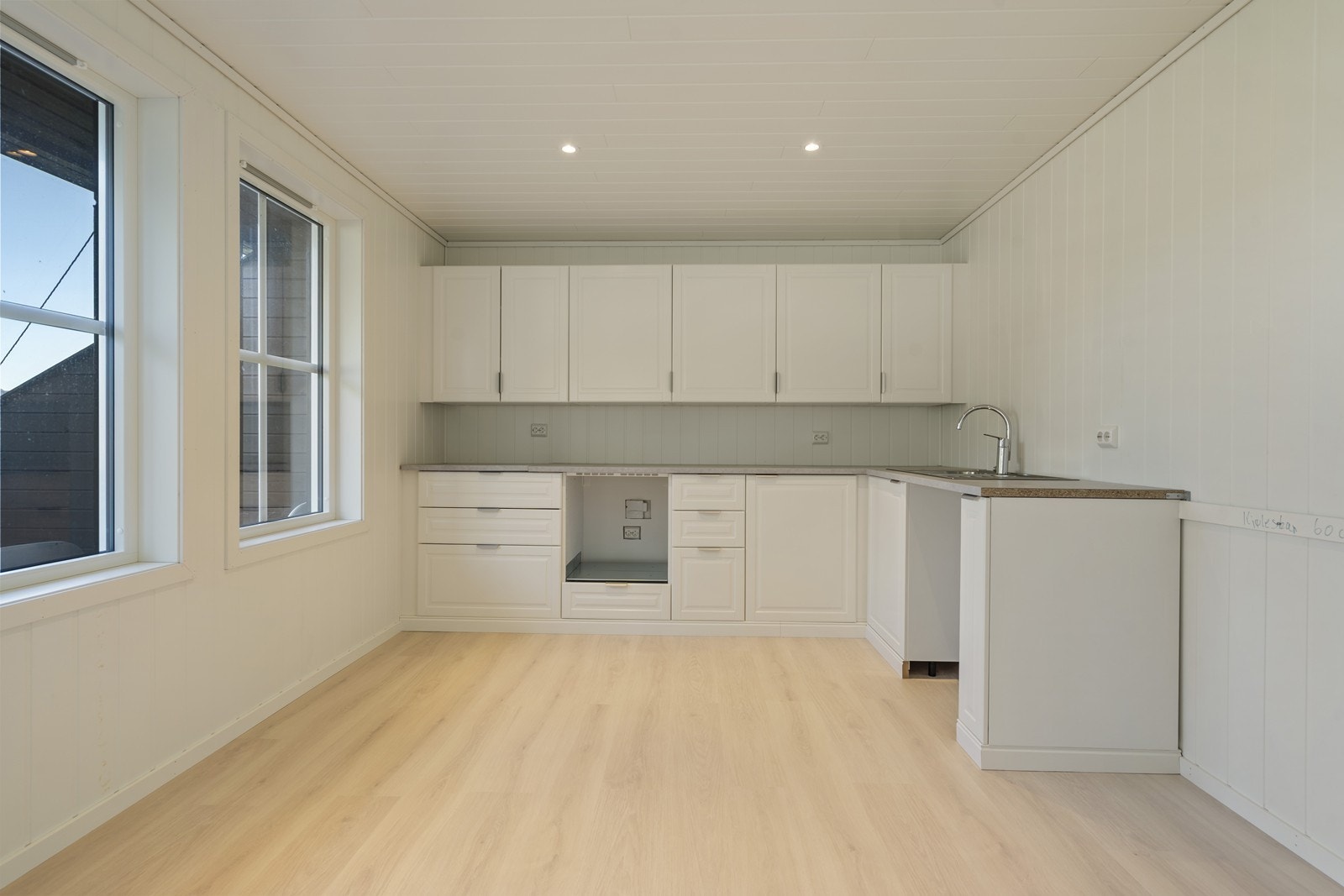 Kjøkken har god skap -og benkeplass Galleribilde