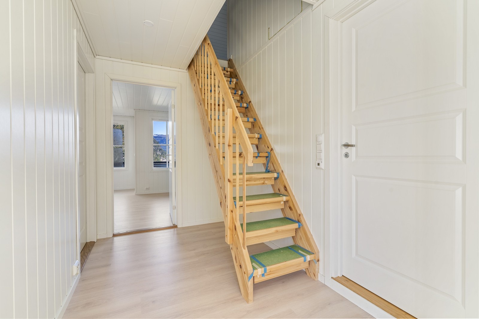 Gang med trapp opp til 2 etasje Galleribilde