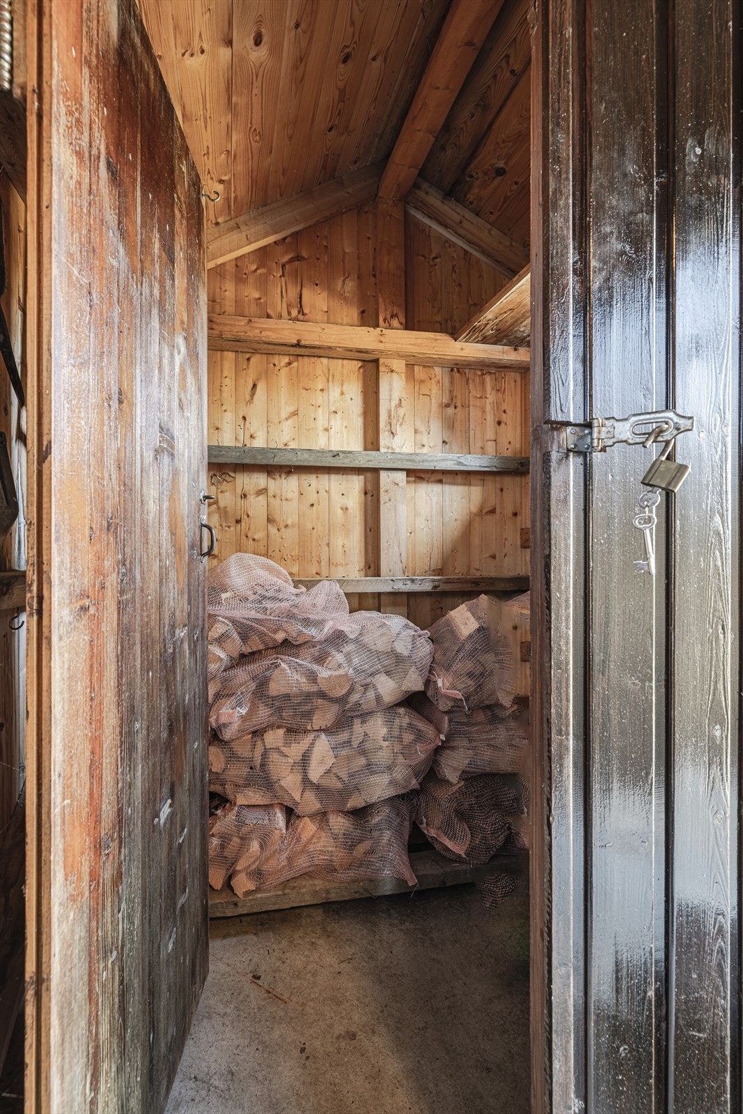 Bod / Vedbod ved inngangen Galleribilde