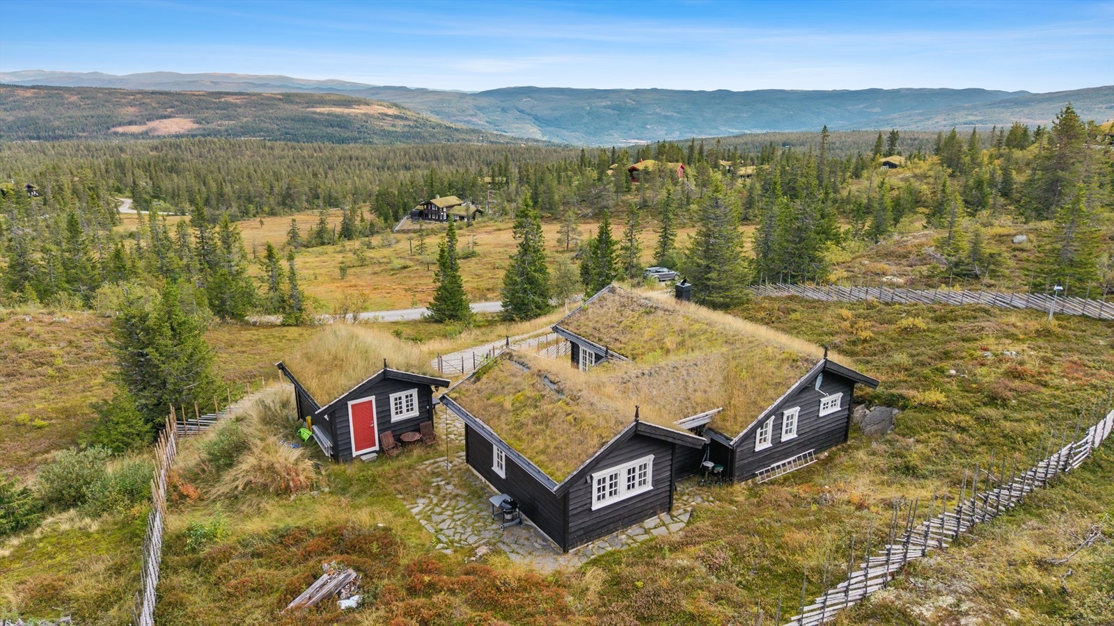 Eiendommen består av både hytte og anneks som danner et koselig og usjenert hyttetun. Galleribilde