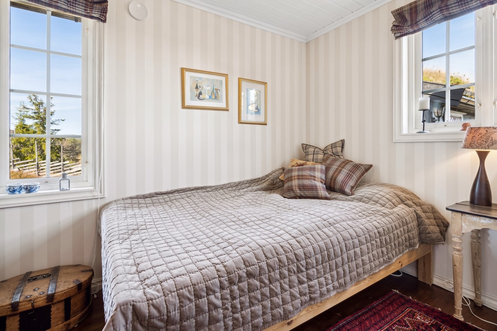 Lyst og trivelig soverom med god plass til dobbeltseng. Galleribilde