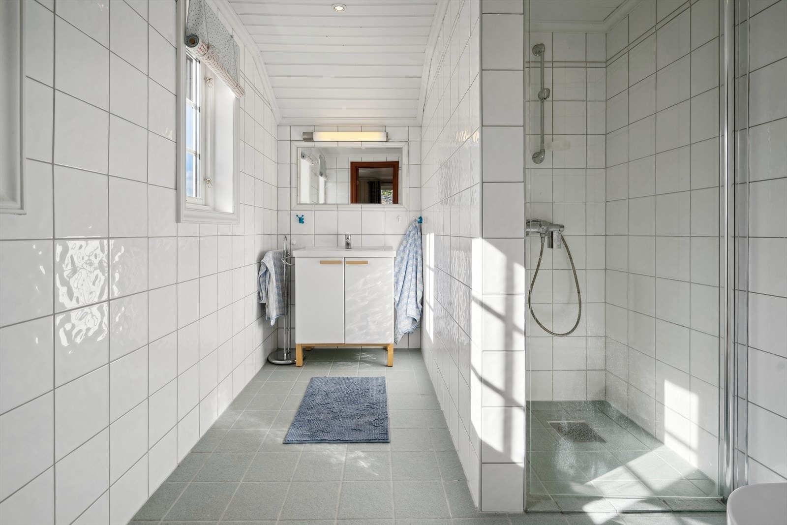 Det er to bad i hytta, og et gjestetaolett. Lyse og trivelige bad med innredning med nedfelt servant og dusjvegger/hjørne. Mekanisk avtrekk. Galleribilde