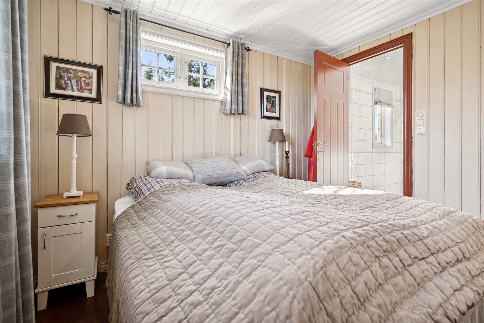 Det ene soverommet har inngang til eget bad. Galleribilde