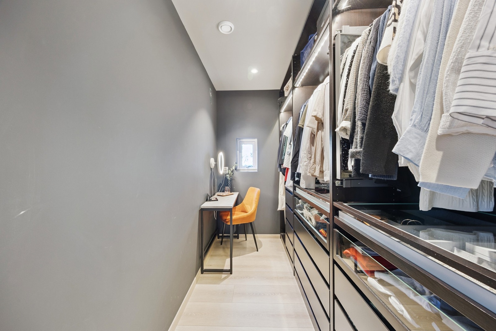 Garderobe Galleribilde