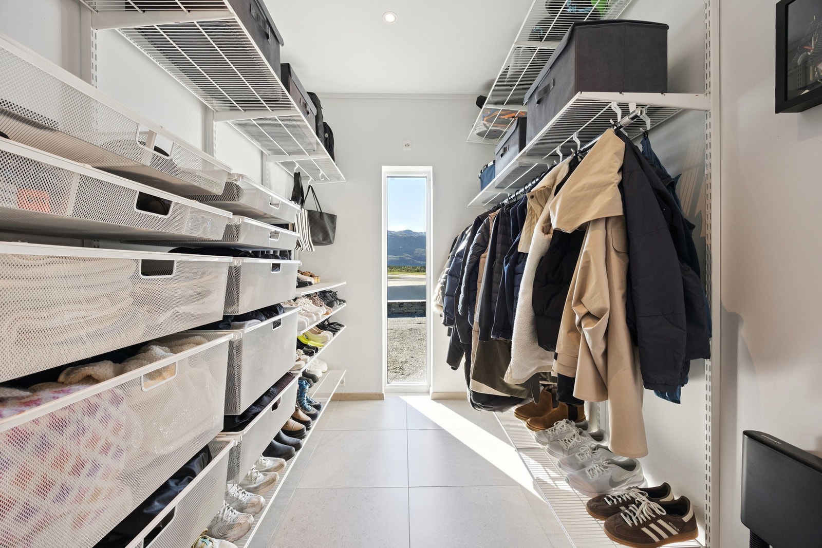 Garderobe ved inngangen Galleribilde