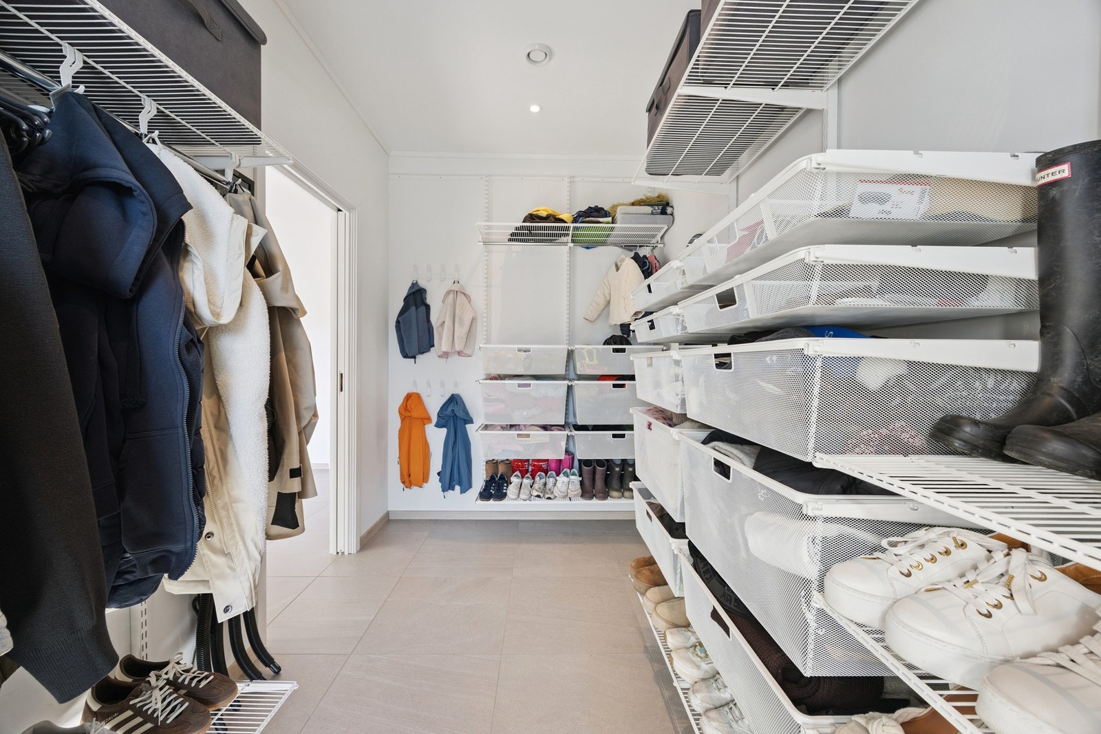 Garderobe ved inngangen Galleribilde