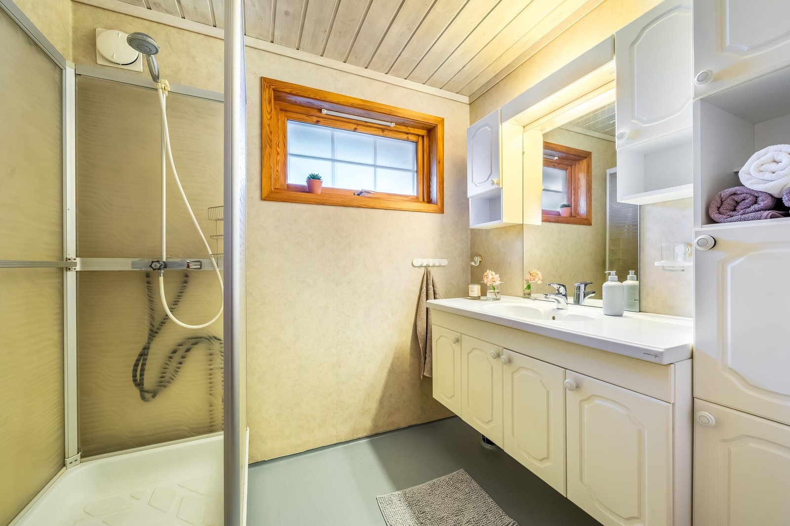 Boligen inneholder to badero, sapt et vaskerom og separat toalettrom. Galleribilde