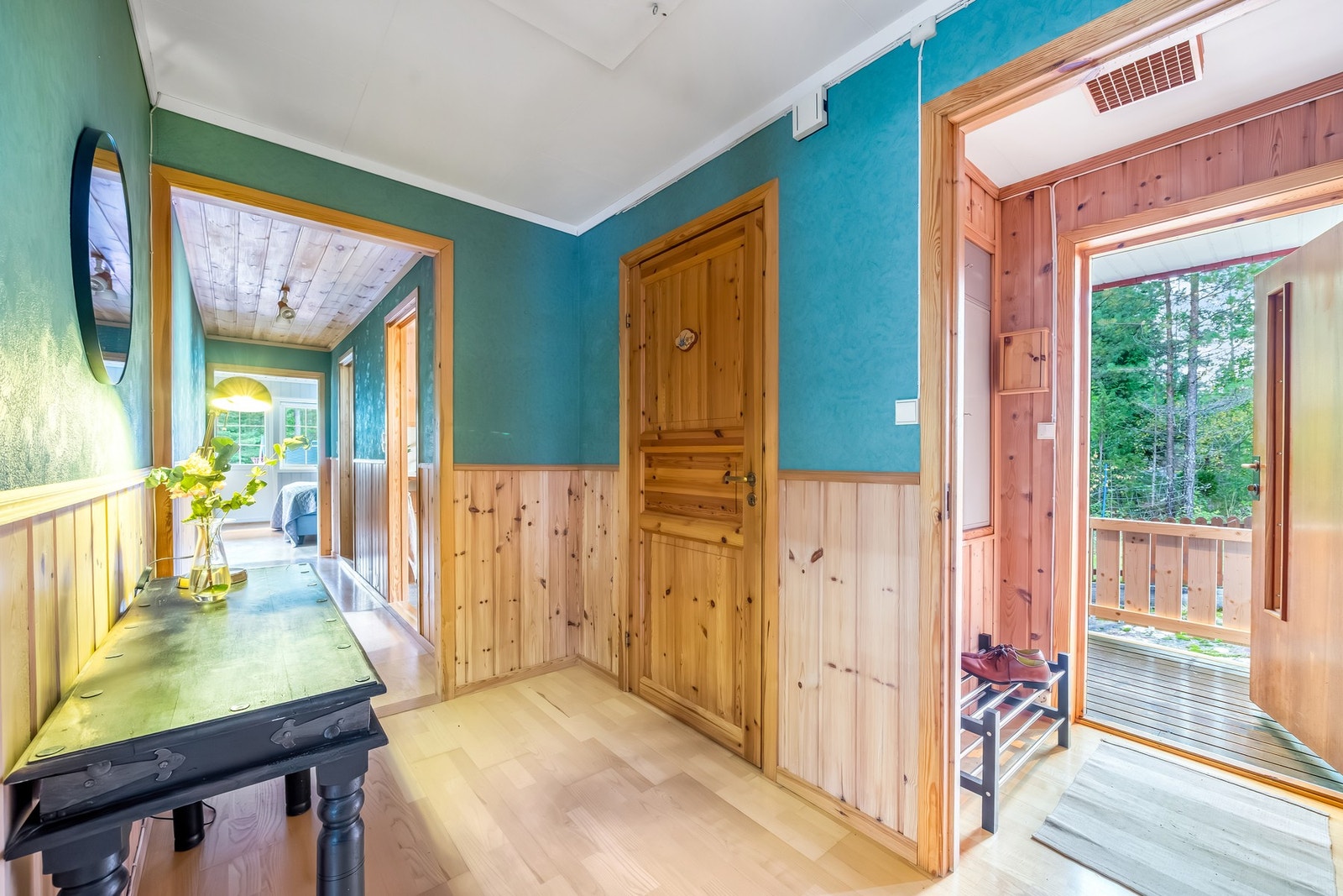 Lys og innbydende entré med plass til oppbevaring. Galleribilde