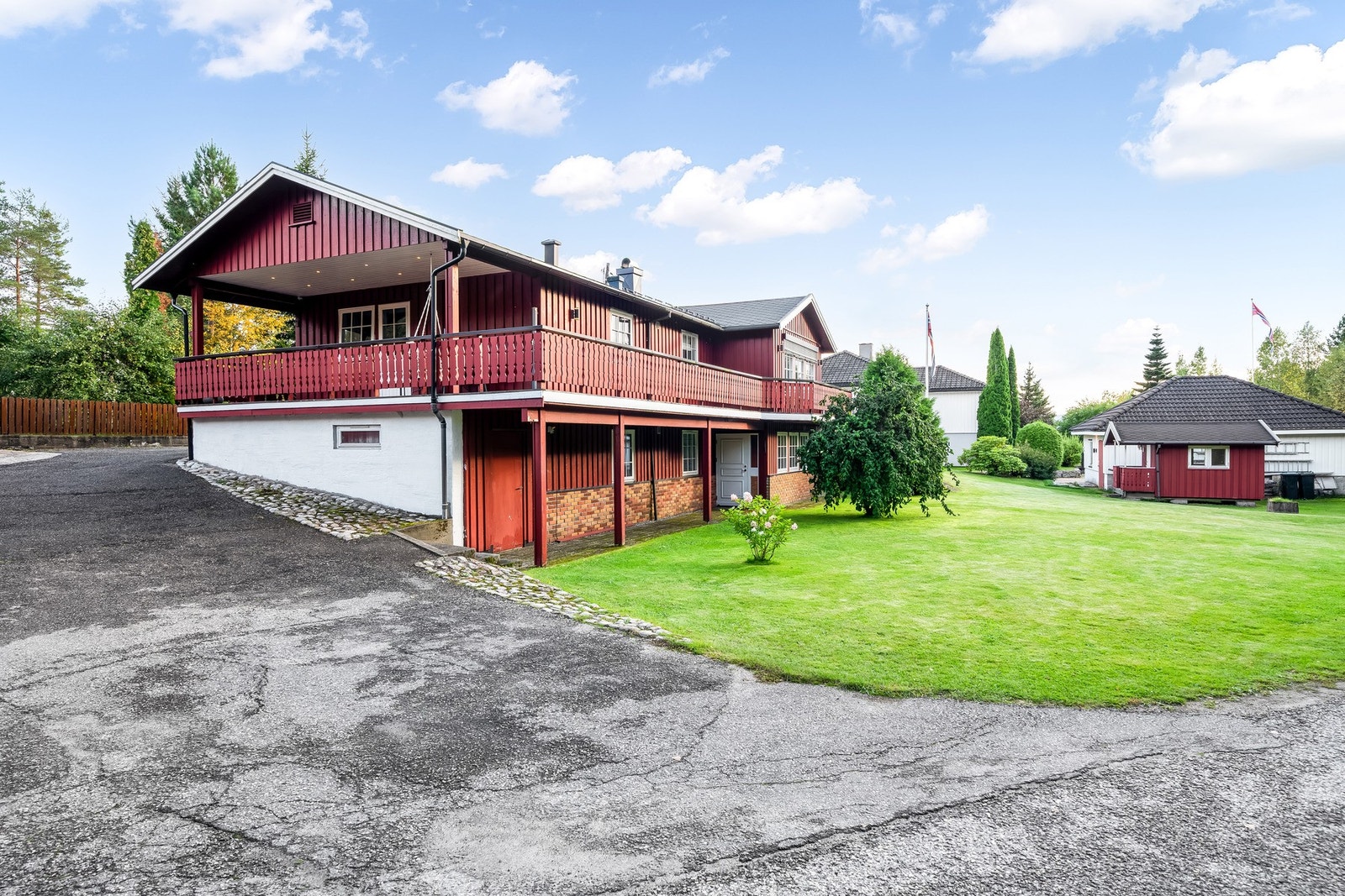 Eiendommen har en stor og innbydende hage som gir rikelig med boltreplass for både små og store. Hagen er pent opparbeidet med grønn plen, variert beplantning og gode uteområder som inviterer til lek, rekreasjon og sosiale sammenkomster. Innkjørselen er a Galleribilde