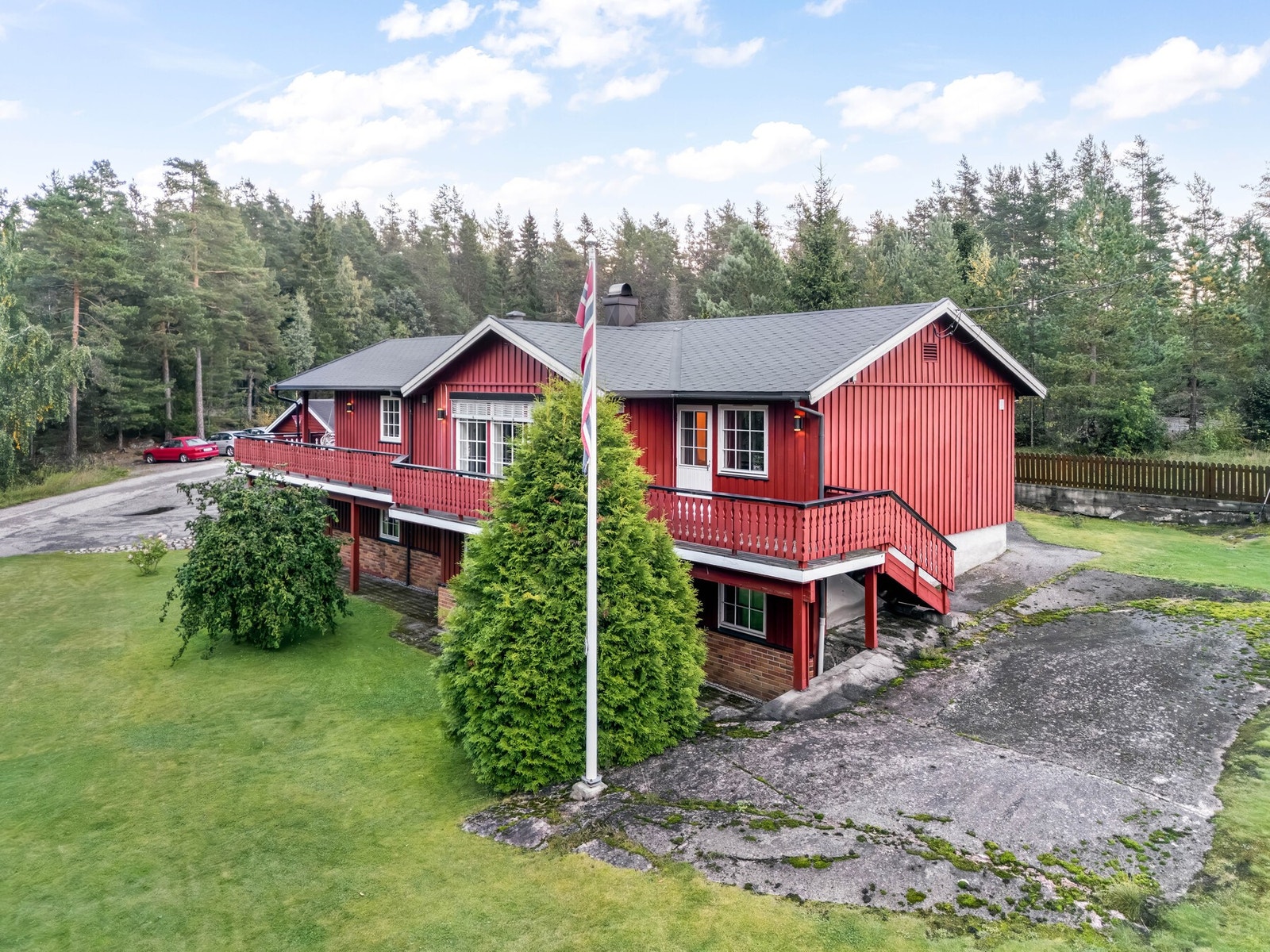 Beliggenheten i en stille blindvei gjør området trygt og barnevennlig, samtidig som du har flotte turområder i umiddelbar nærhet. Her kan familien nyte et aktivt friluftsliv året rundt, med naturen rett utenfor døren. Galleribilde