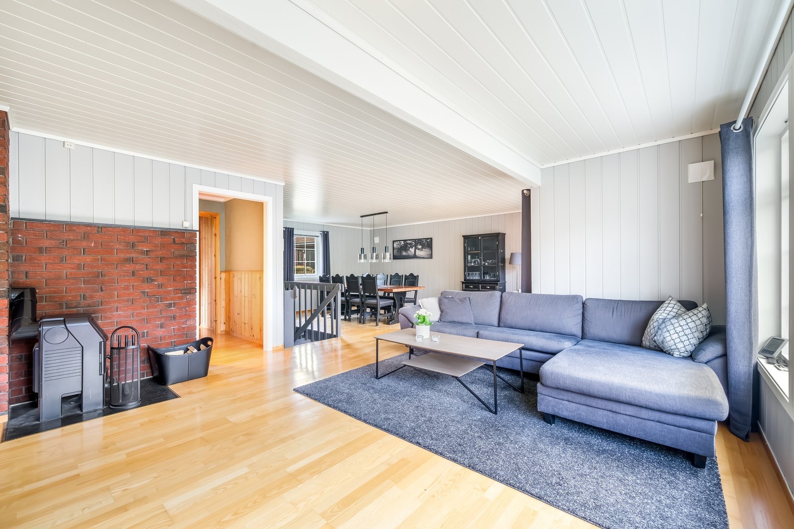 Romslig og trivelig stue med gode lysforhold og plass til både sofagruppe og spisebord. Galleribilde