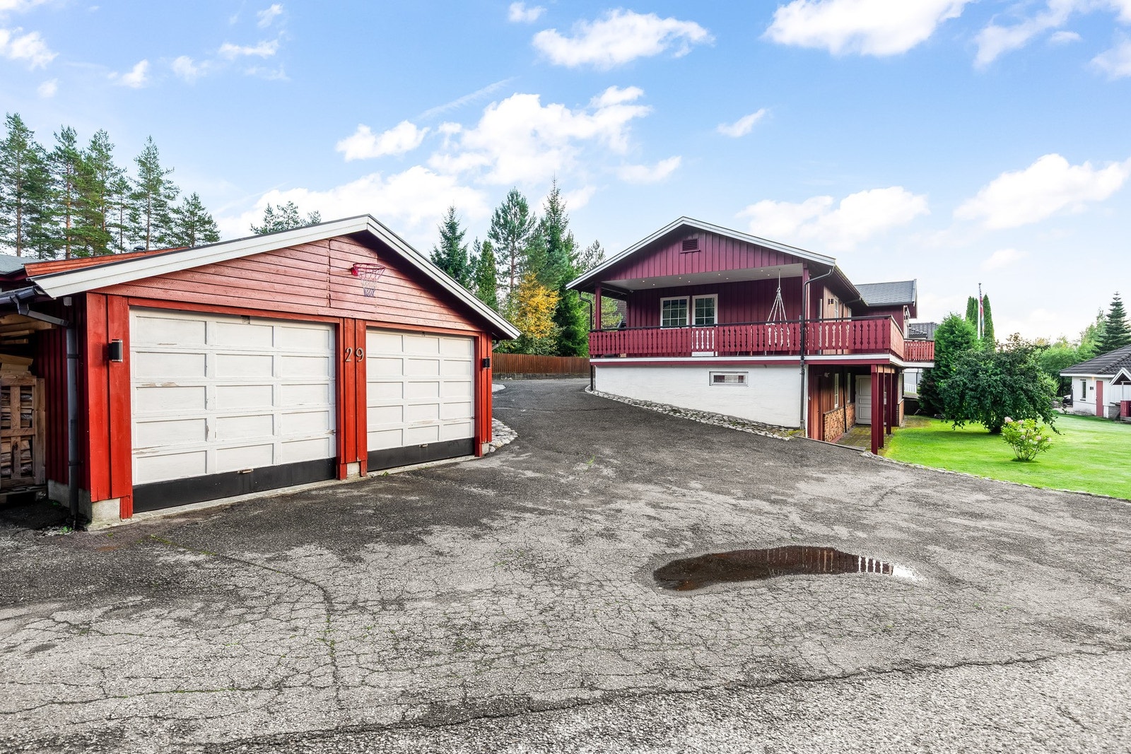 Pen og praktisk innkjørsel med asfalt og god parkeringsplass. Galleribilde