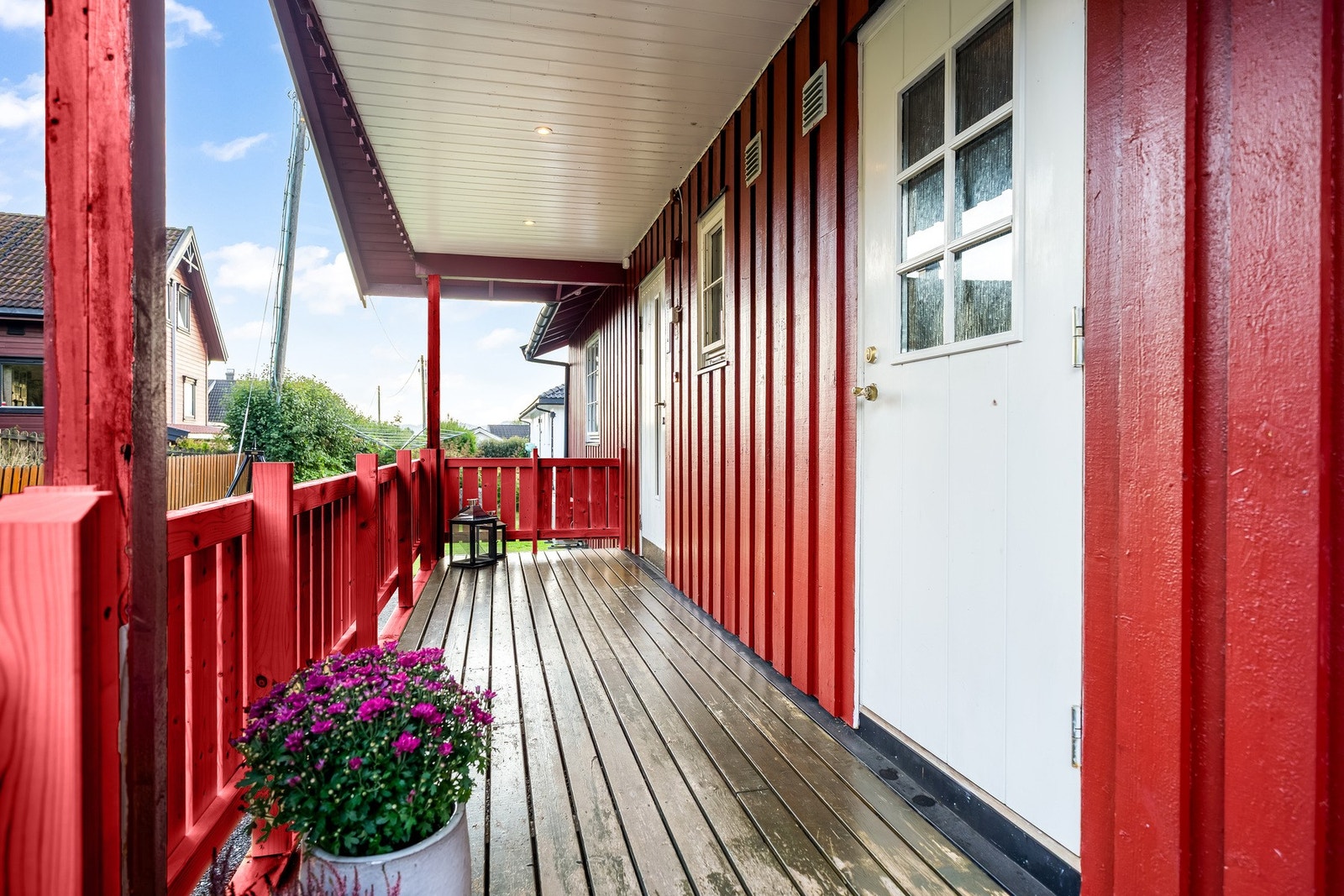 Velkommen inn!
(Rekkverk er redigert rødt, da dette ikke er malt). Galleribilde