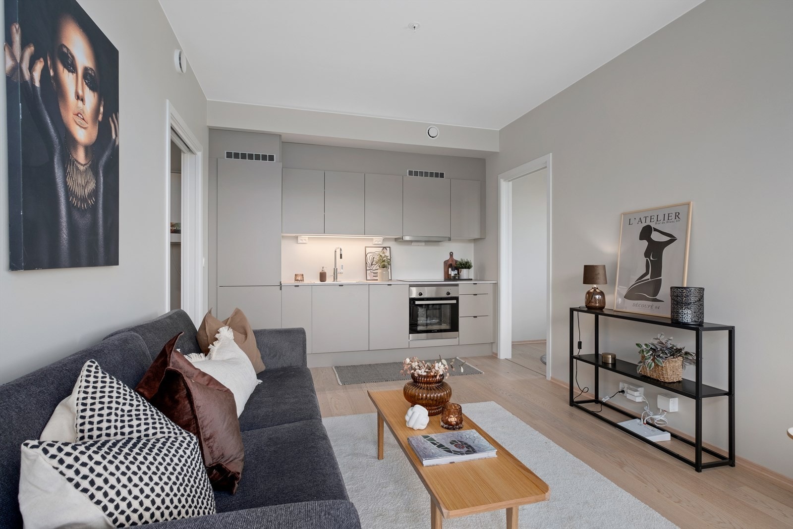 Stue kjøkken er på 14,5kvm og her har du plass til sofa samt et lite spisebord. Galleribilde