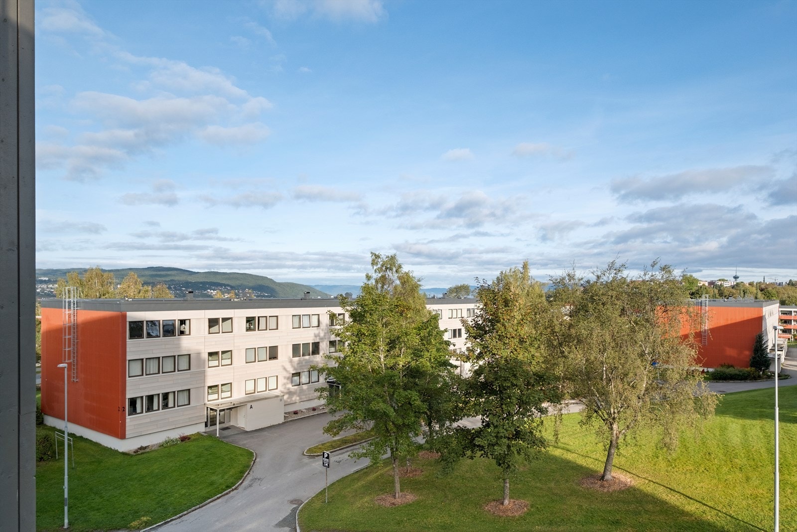 NB! Bildene er tatt fra en lik leilighet i 4.etg og kun ment for å vise nærområdet. Galleribilde