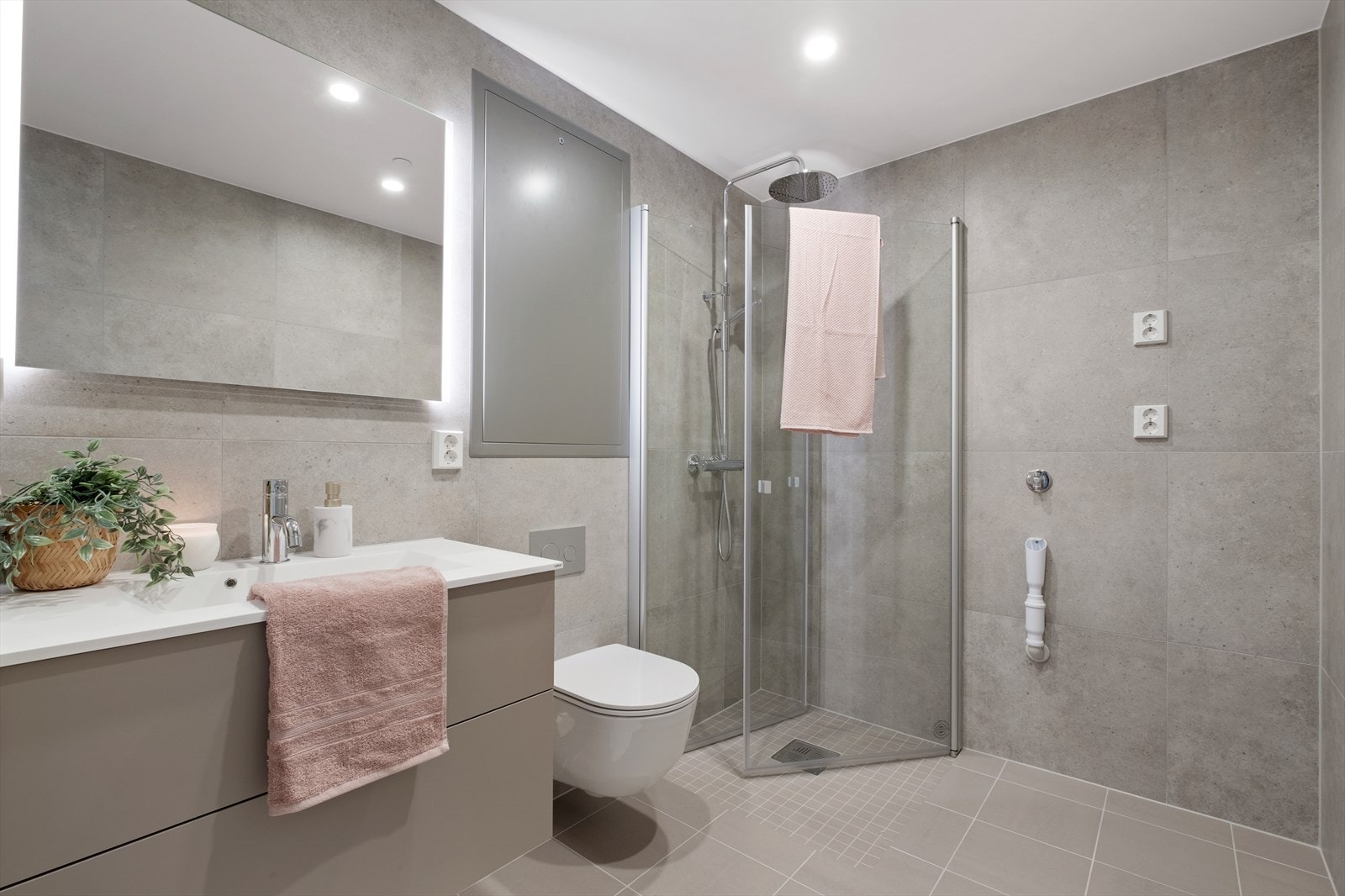 Pent flislagt bad med varme i gulv. Galleribilde