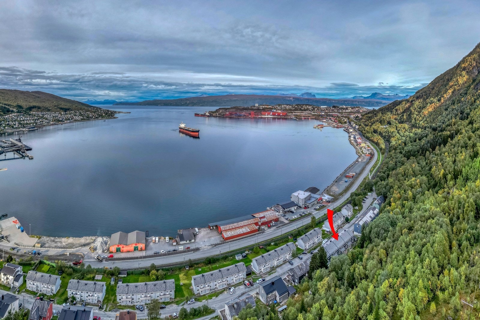 Det er gang og sykkelvei fra sentrum frem til eiendommen. Galleribilde