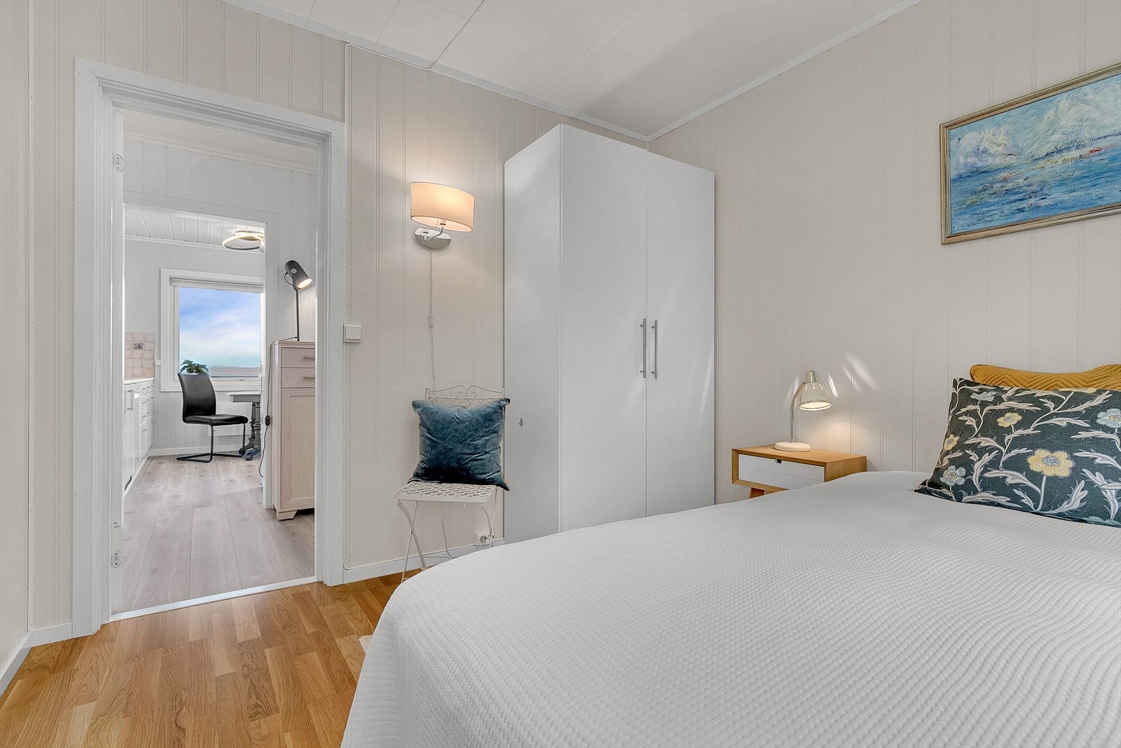 Soverom 1 er romslig og har god plass til soveromsmøbler. Galleribilde