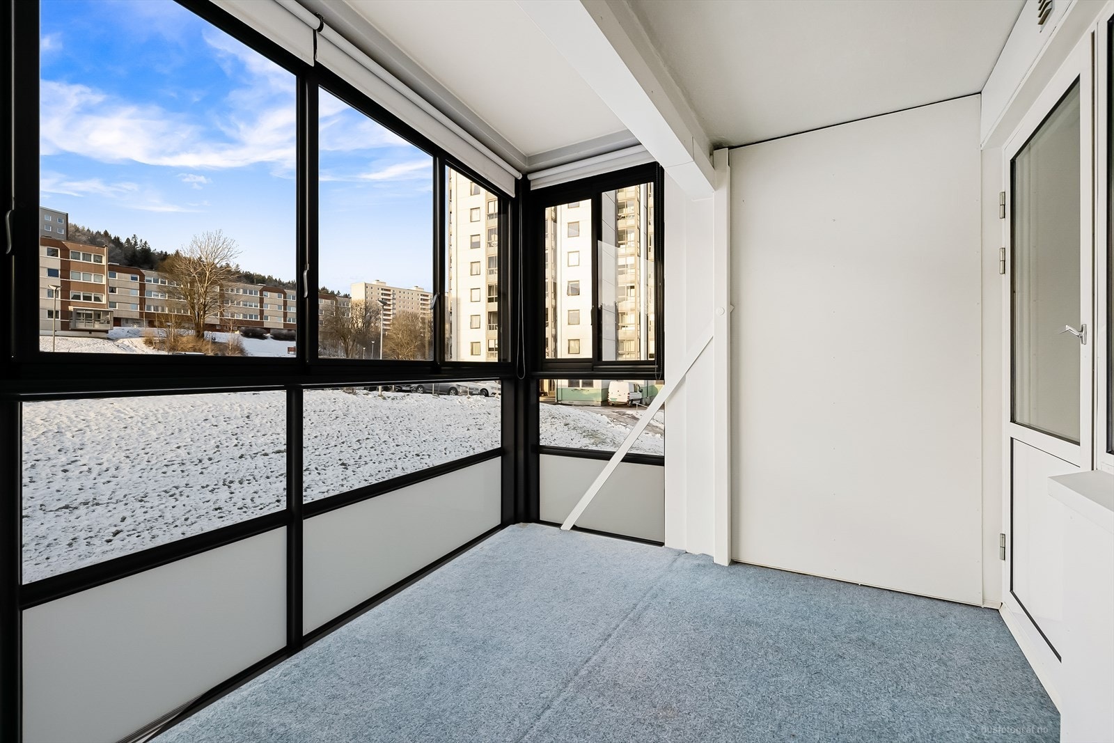 Fra stuen er det utgang til innglasset balkong. Funker som en forlenger til stuen og kan brukes både sommer og vinter. Galleribilde